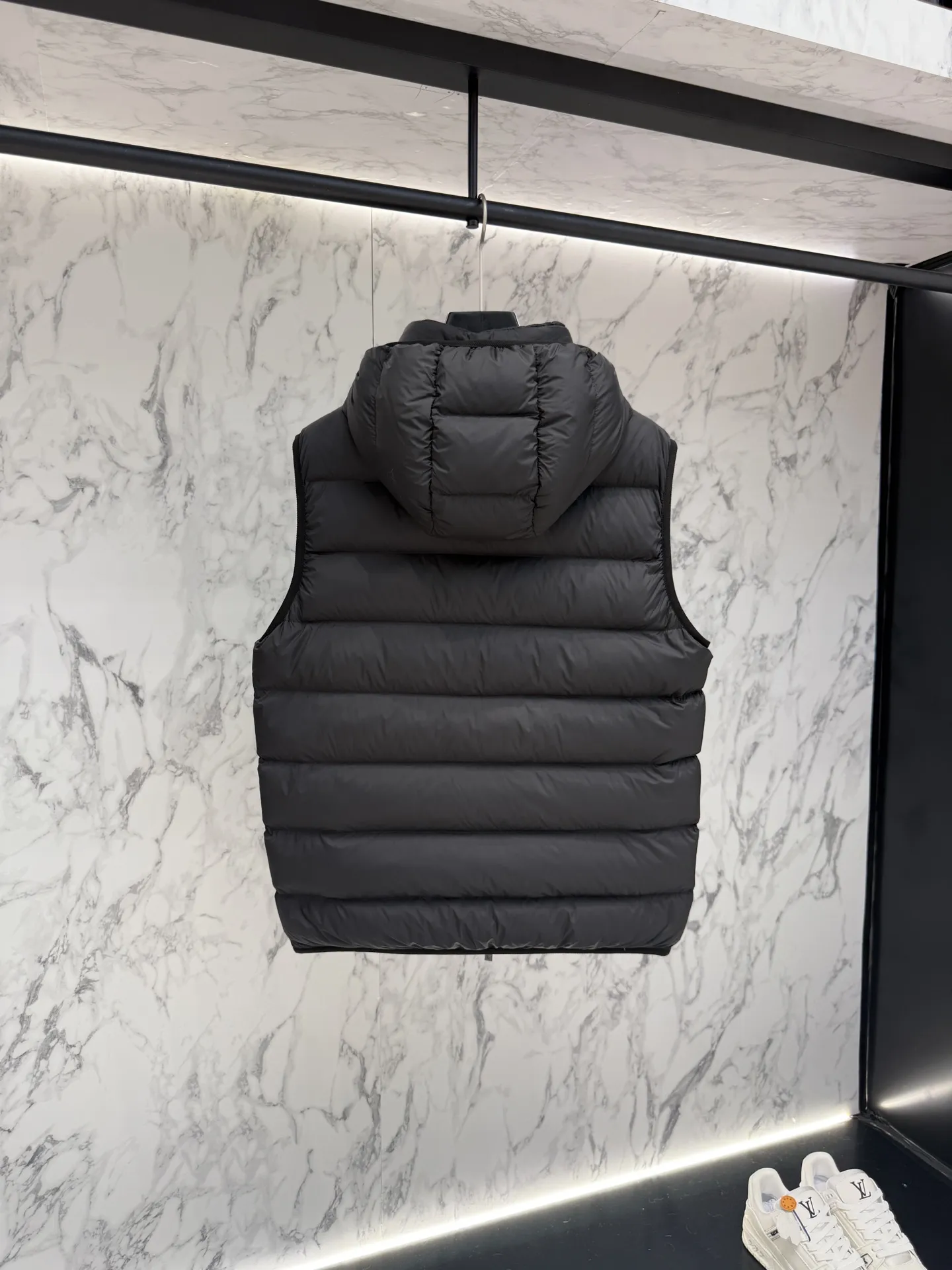 モンクレール グルノーブル R8022 ブラックベスト - 画像 (4)