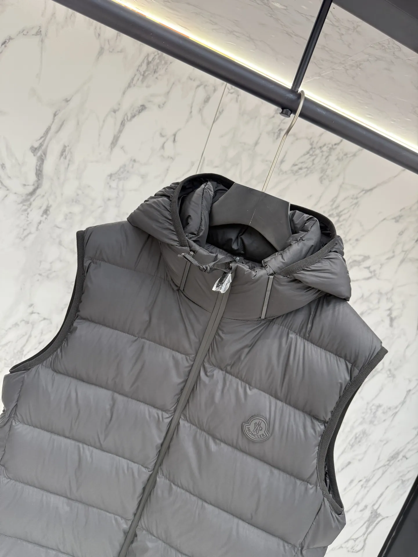 モンクレール グルノーブル R8022 ブラックベスト - 画像 (5)
