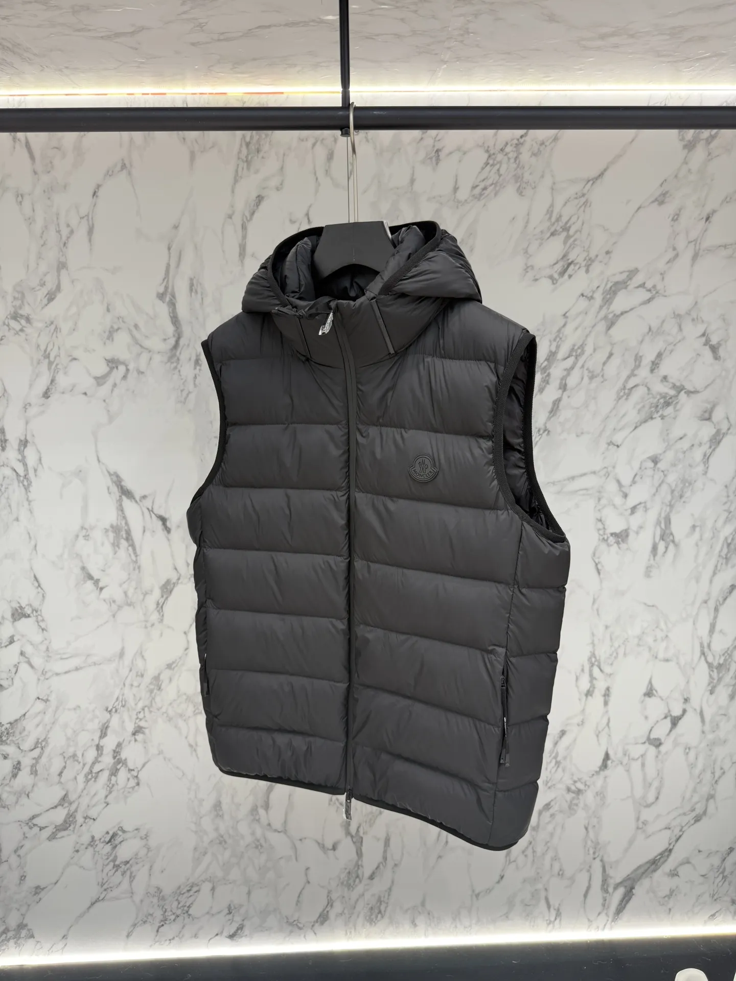 モンクレール グルノーブル R8022 ブラックベスト - 画像 (6)