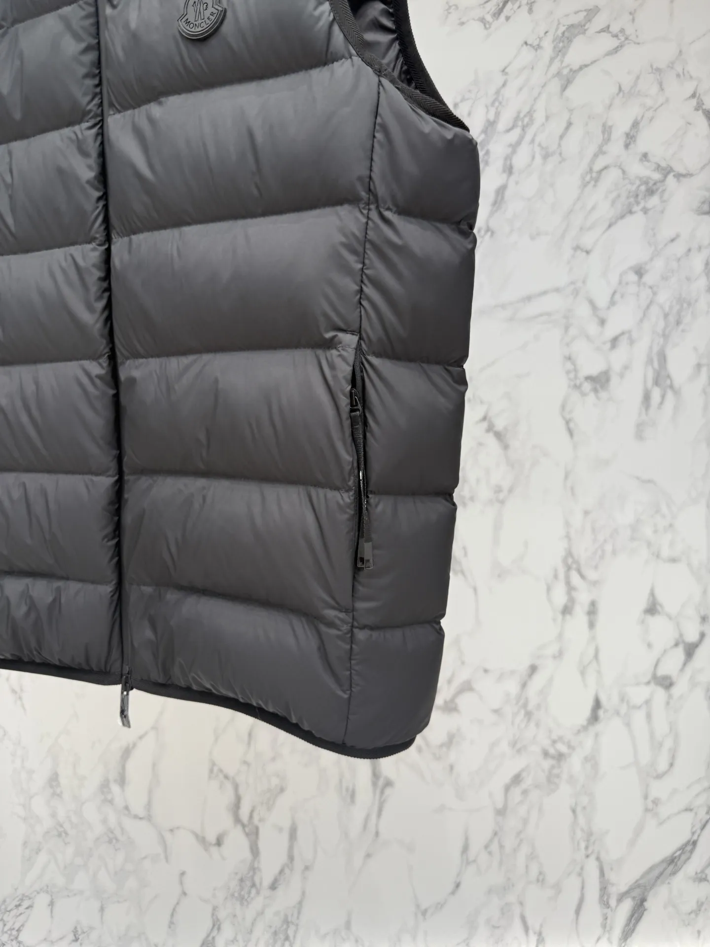 モンクレール グルノーブル R8022 ブラックベスト - 画像 (7)
