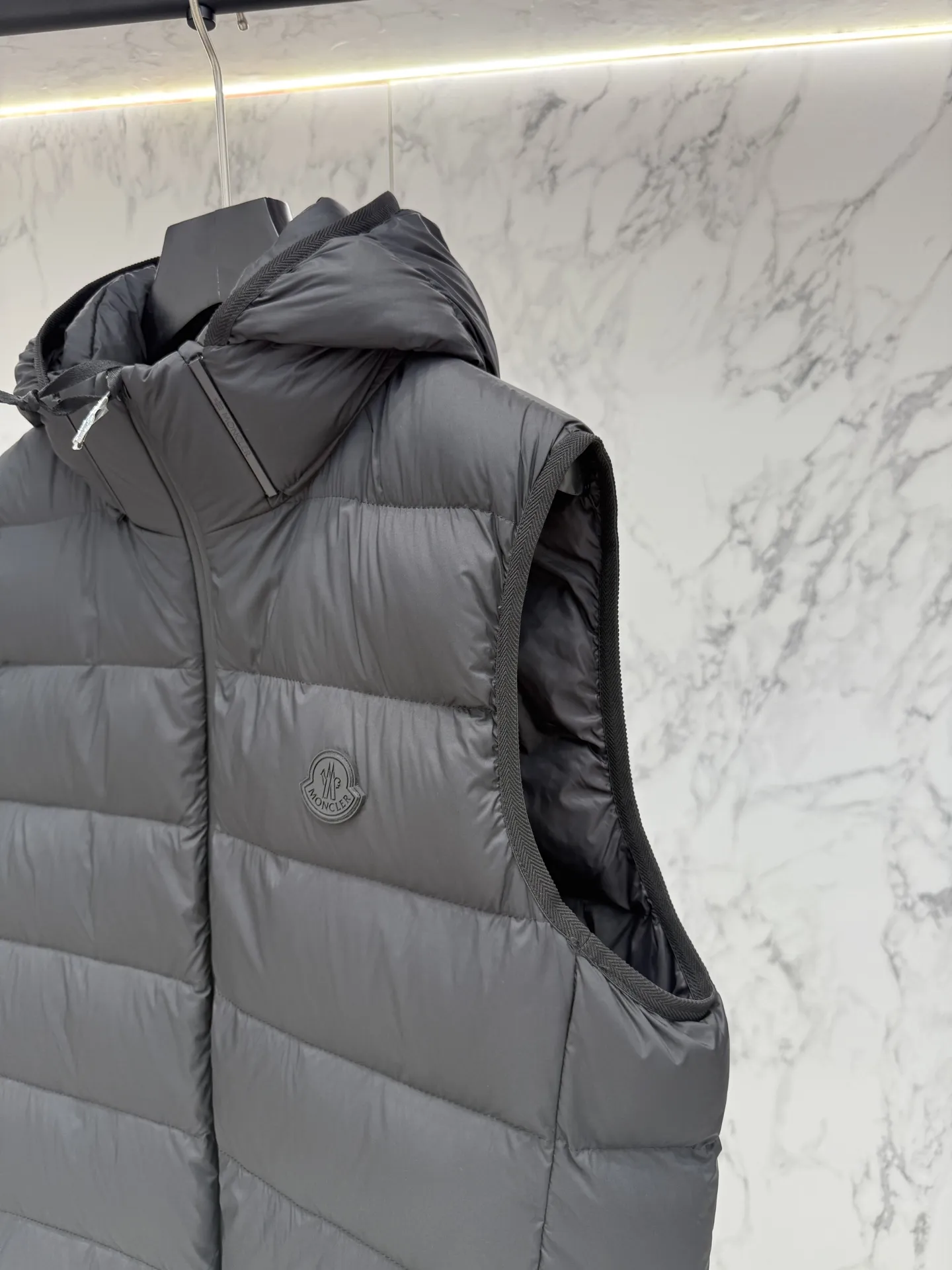 モンクレール グルノーブル R8022 ブラックベスト - 画像 (8)