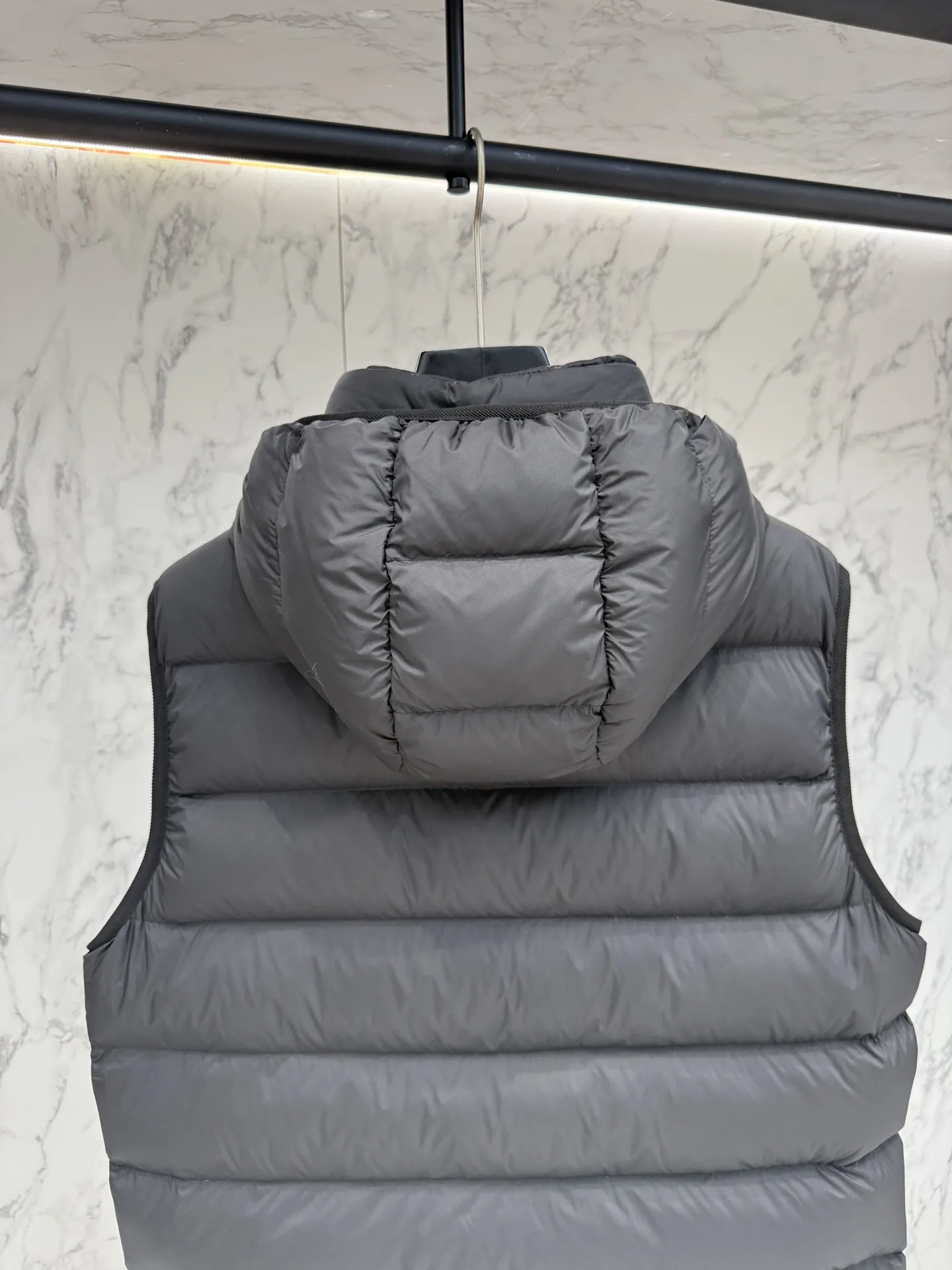 モンクレール グルノーブル R8022 ブラックベスト - 画像 (10)