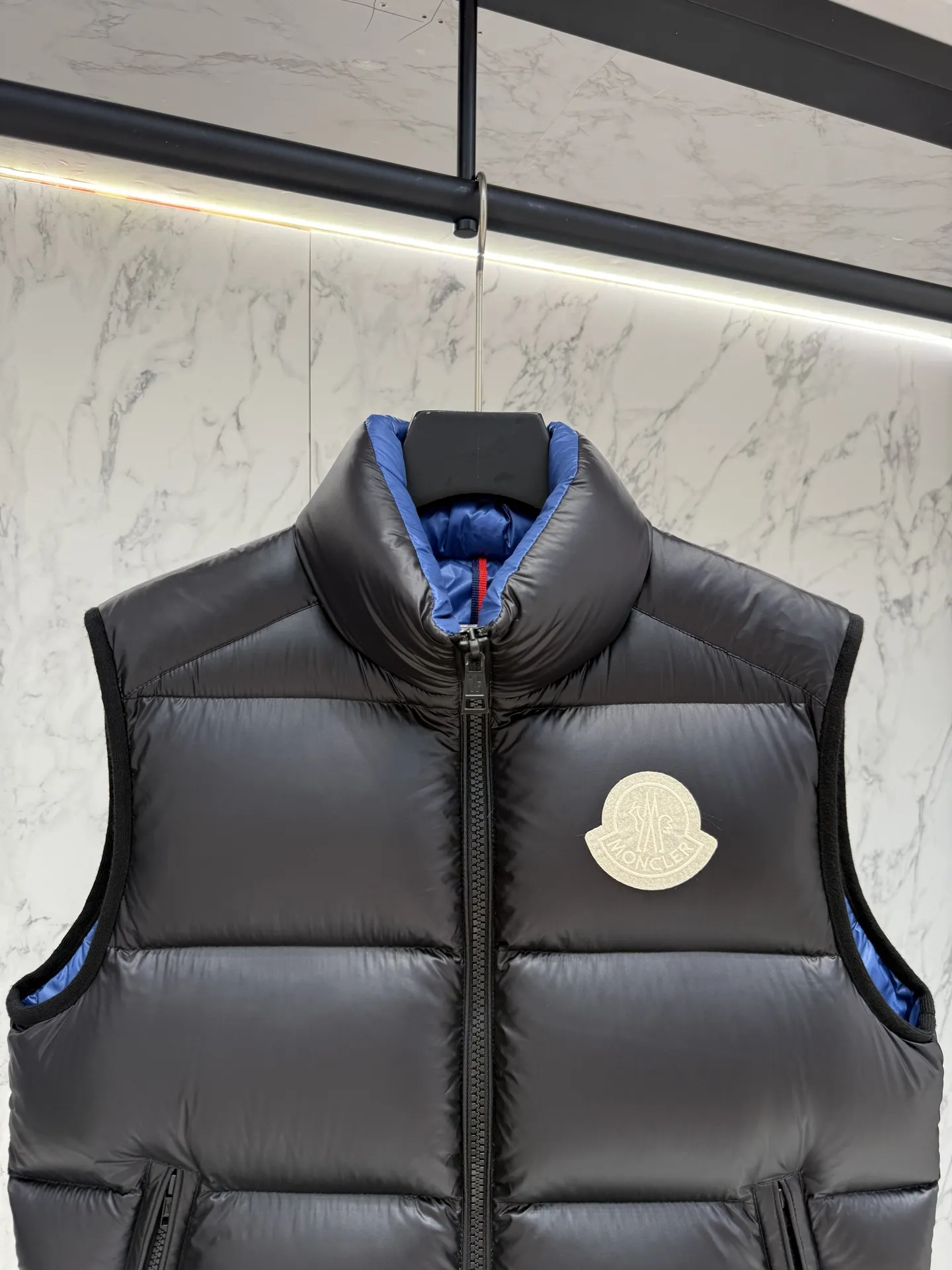 モンクレール 2025 シリーズ ブラック ダウンベスト - 画像 (5)