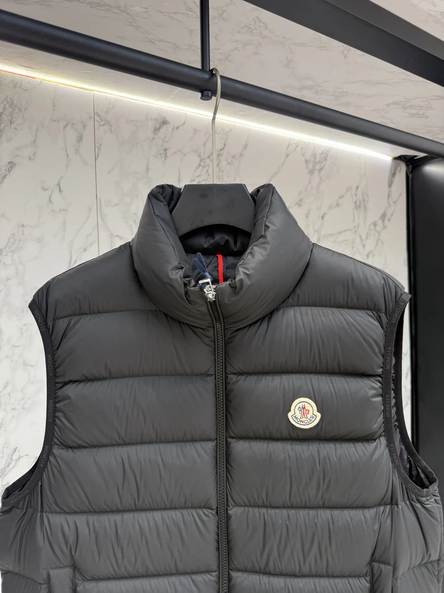 モンクレール ダウンベスト ブラック デザイナースタイル - 画像 (4)