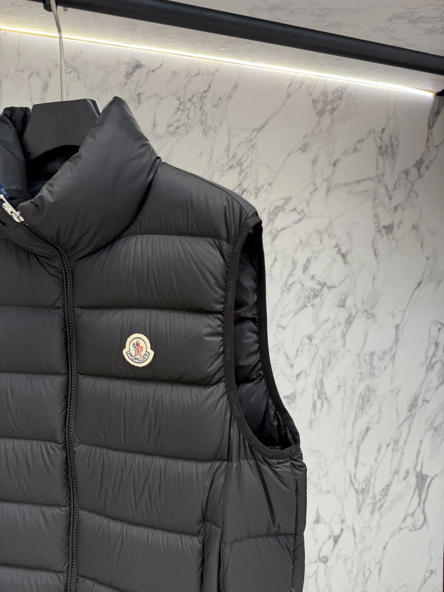 モンクレール ダウンベスト ブラック デザイナースタイル - 画像 (5)
