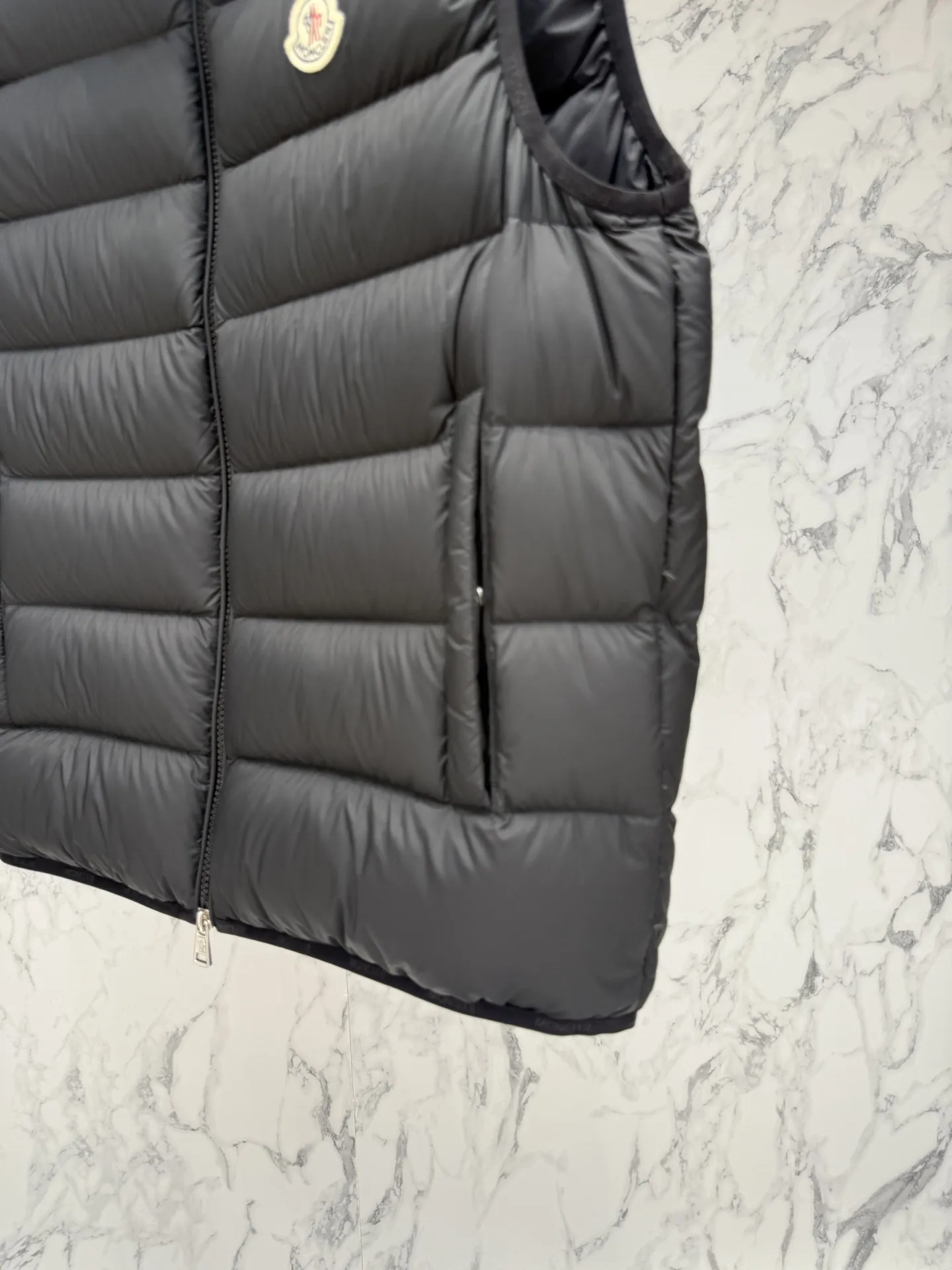 モンクレール ダウンベスト ブラック デザイナースタイル - 画像 (7)