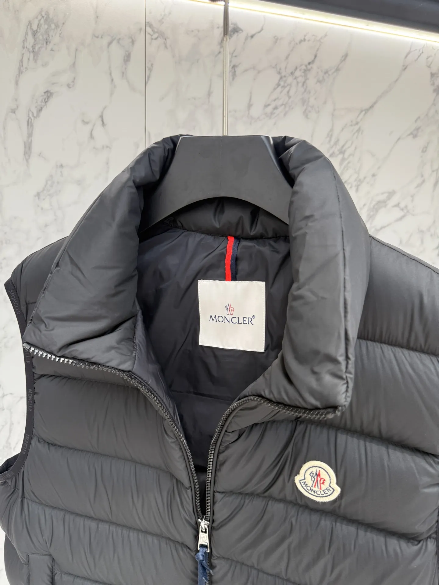 モンクレール ダウンベスト ブラック デザイナースタイル - 画像 (8)