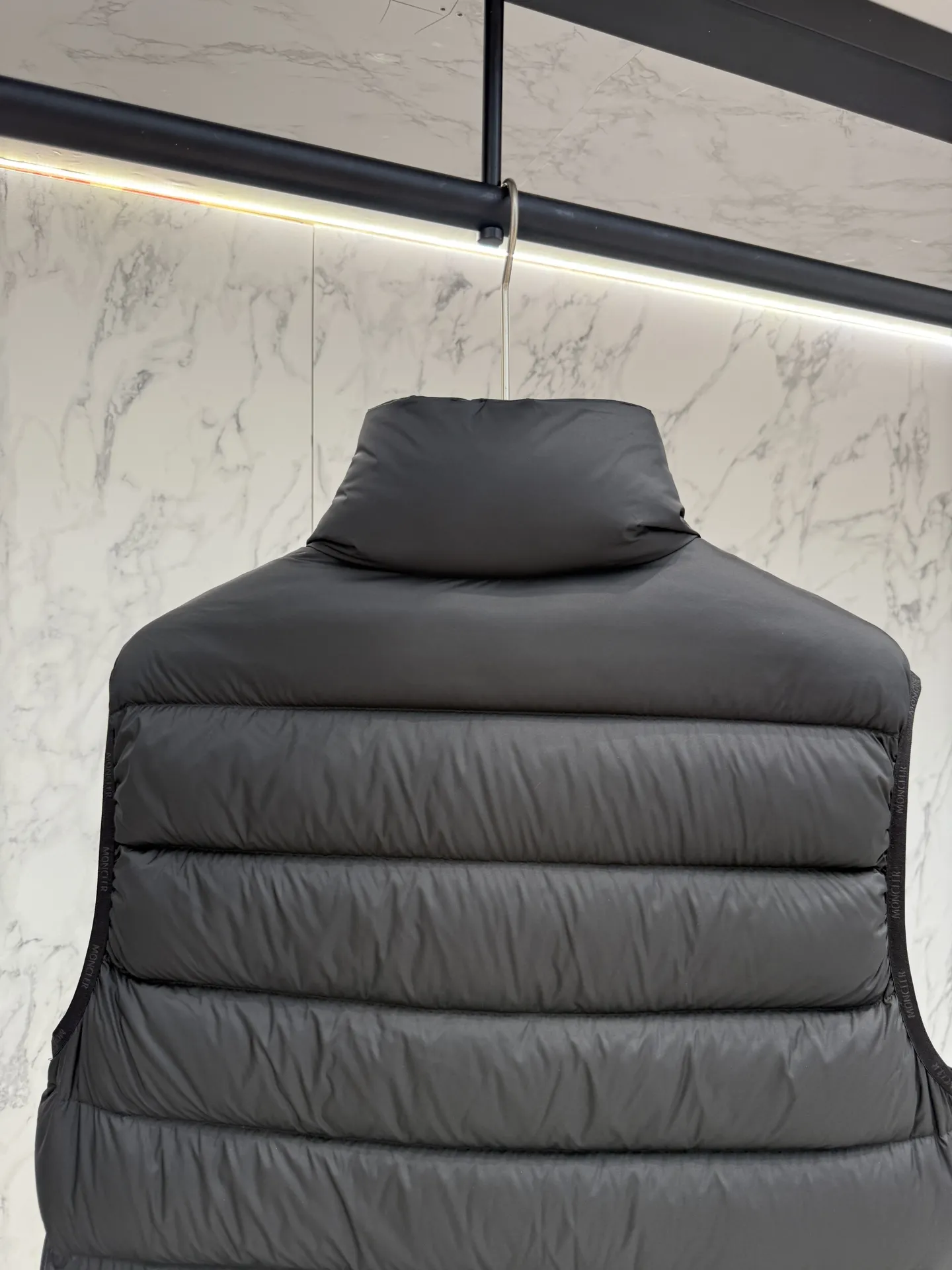 モンクレール ダウンベスト ブラック デザイナースタイル - 画像 (9)