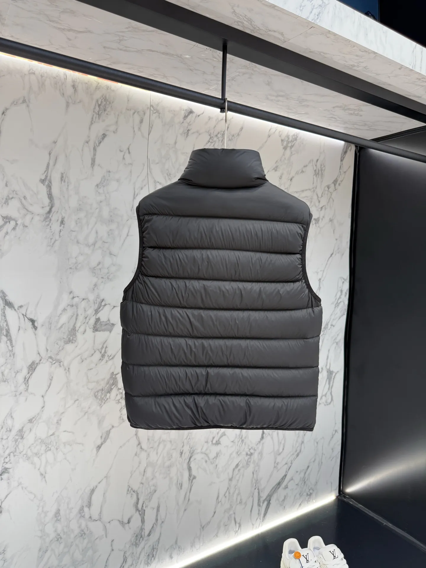 モンクレール ダウンベスト ブラック デザイナースタイル - 画像 (10)