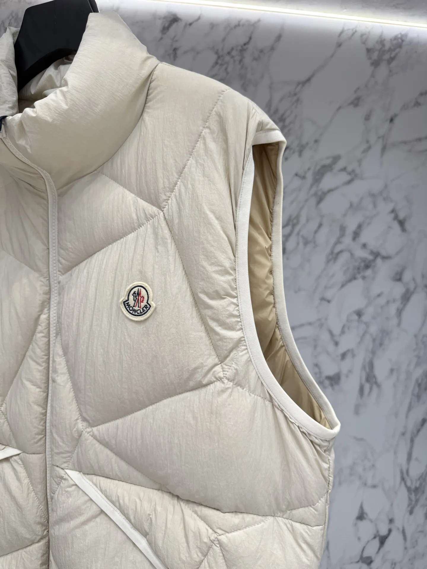モンクレール ダウンベスト ベージュ キルティングデザイン - 画像 (5)
