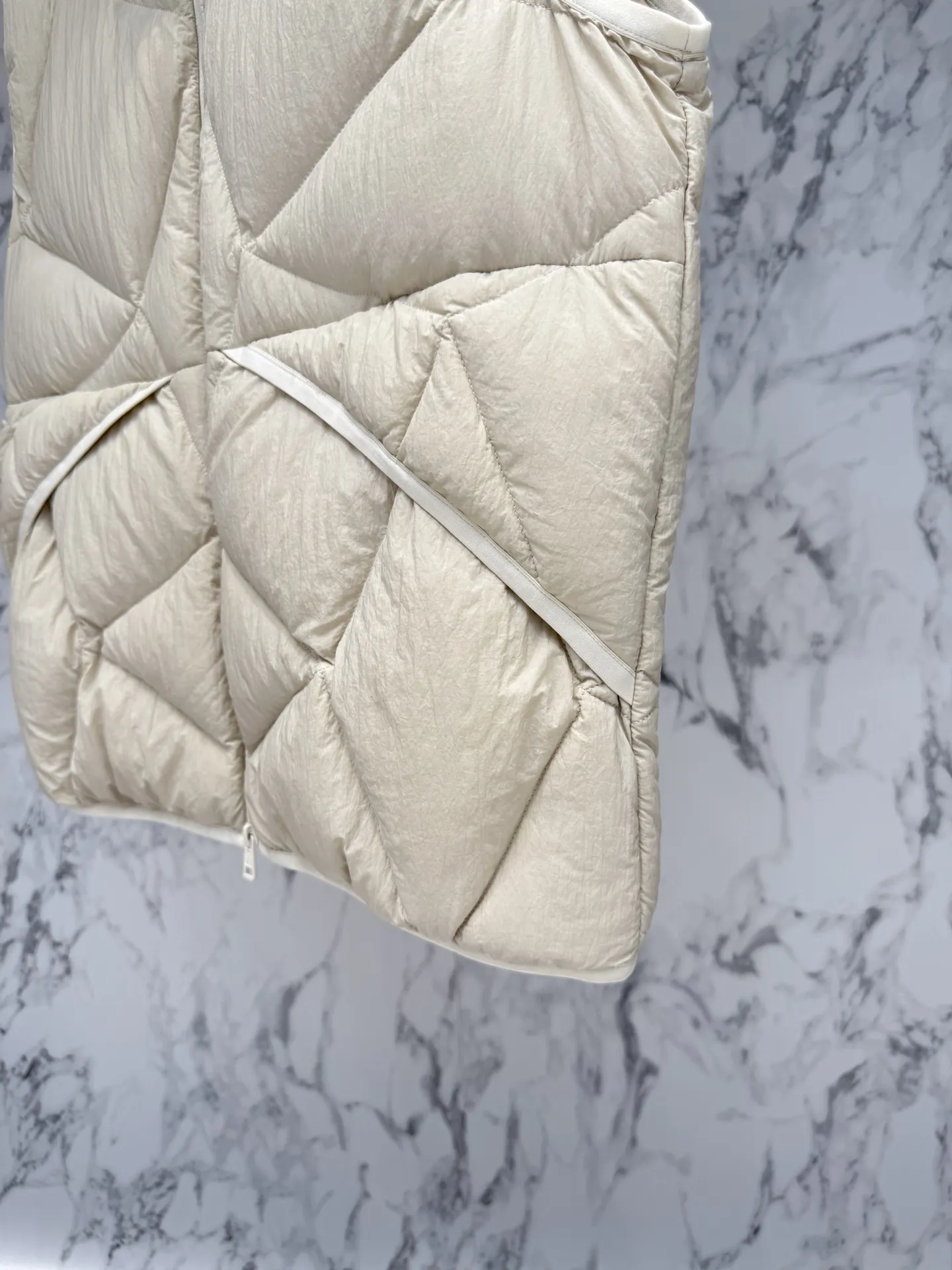 モンクレール ダウンベスト ベージュ キルティングデザイン - 画像 (7)