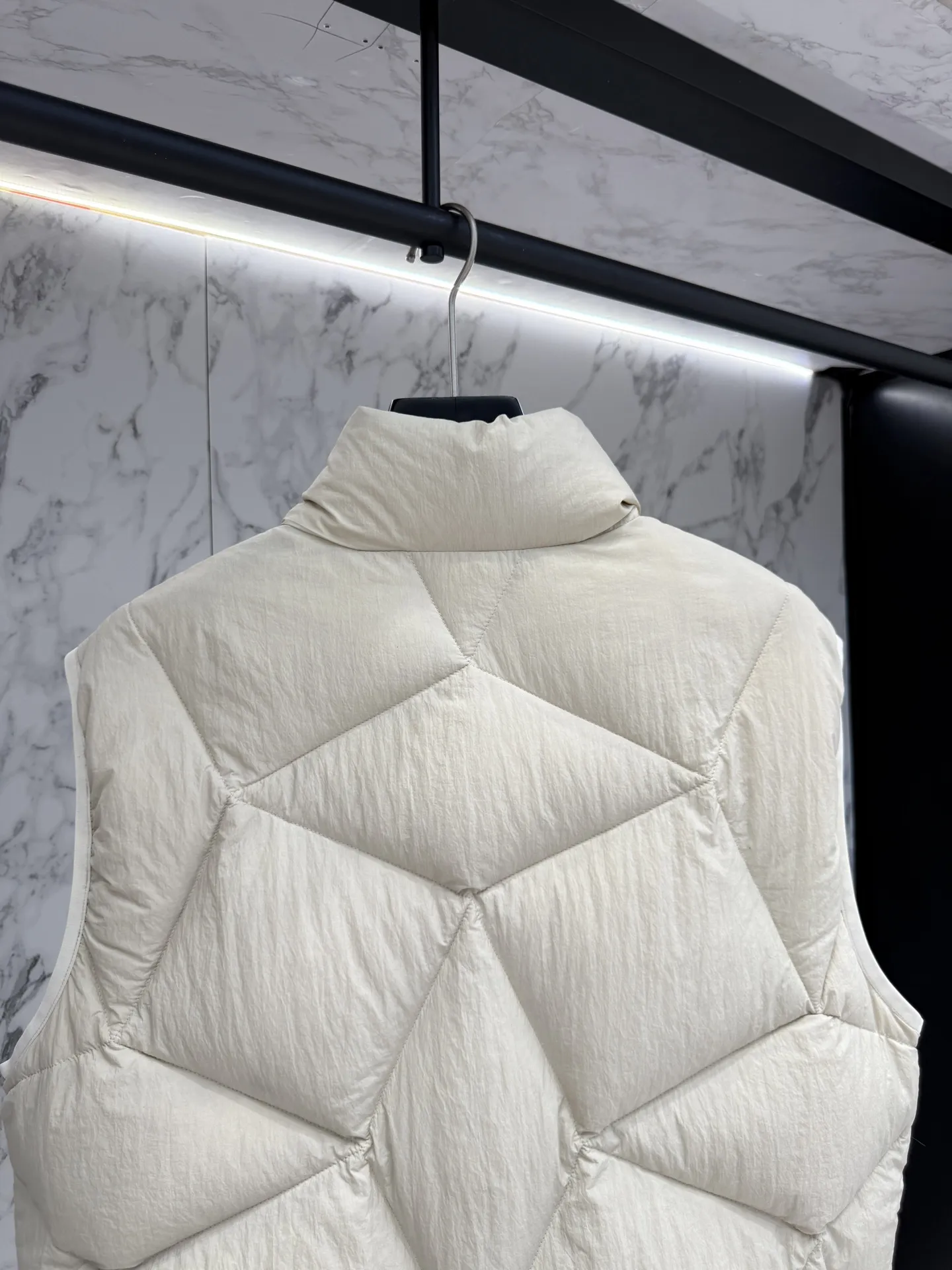 モンクレール ダウンベスト ベージュ キルティングデザイン - 画像 (9)