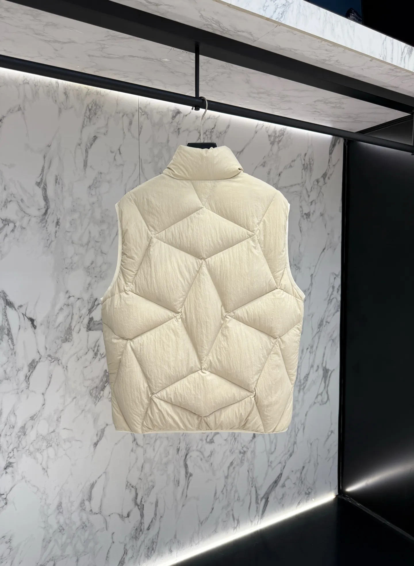 モンクレール ダウンベスト ベージュ キルティングデザイン - 画像 (10)