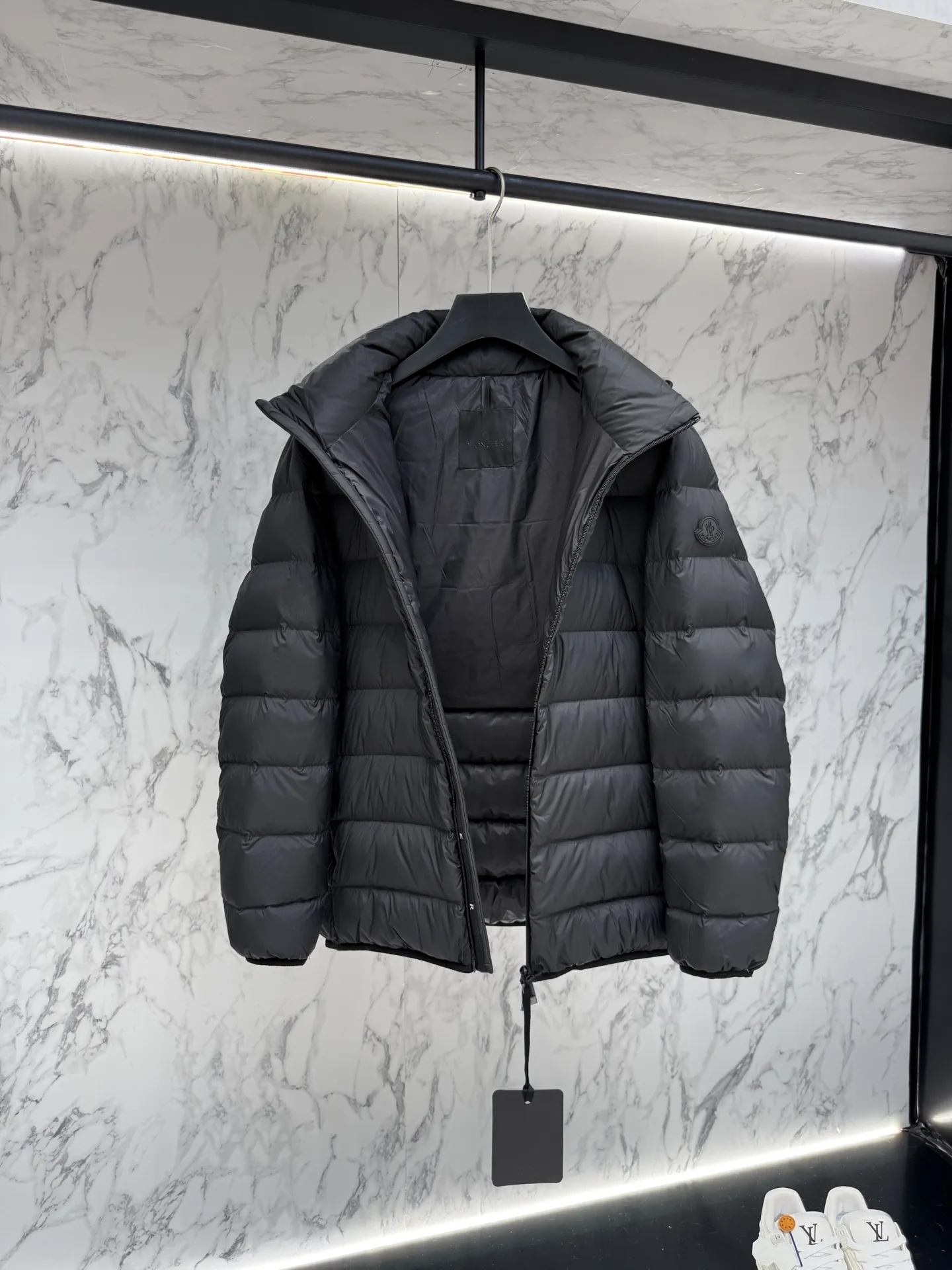 モンクレール ダウンジャケット ブラック フード付きスタイル - 画像 (3)