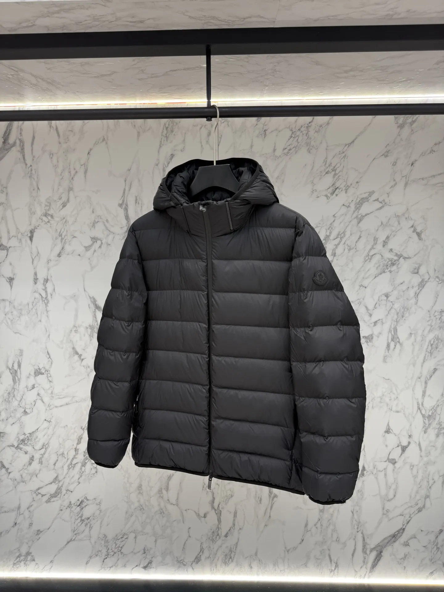モンクレール ダウンジャケット ブラック フード付きスタイル - 画像 (6)