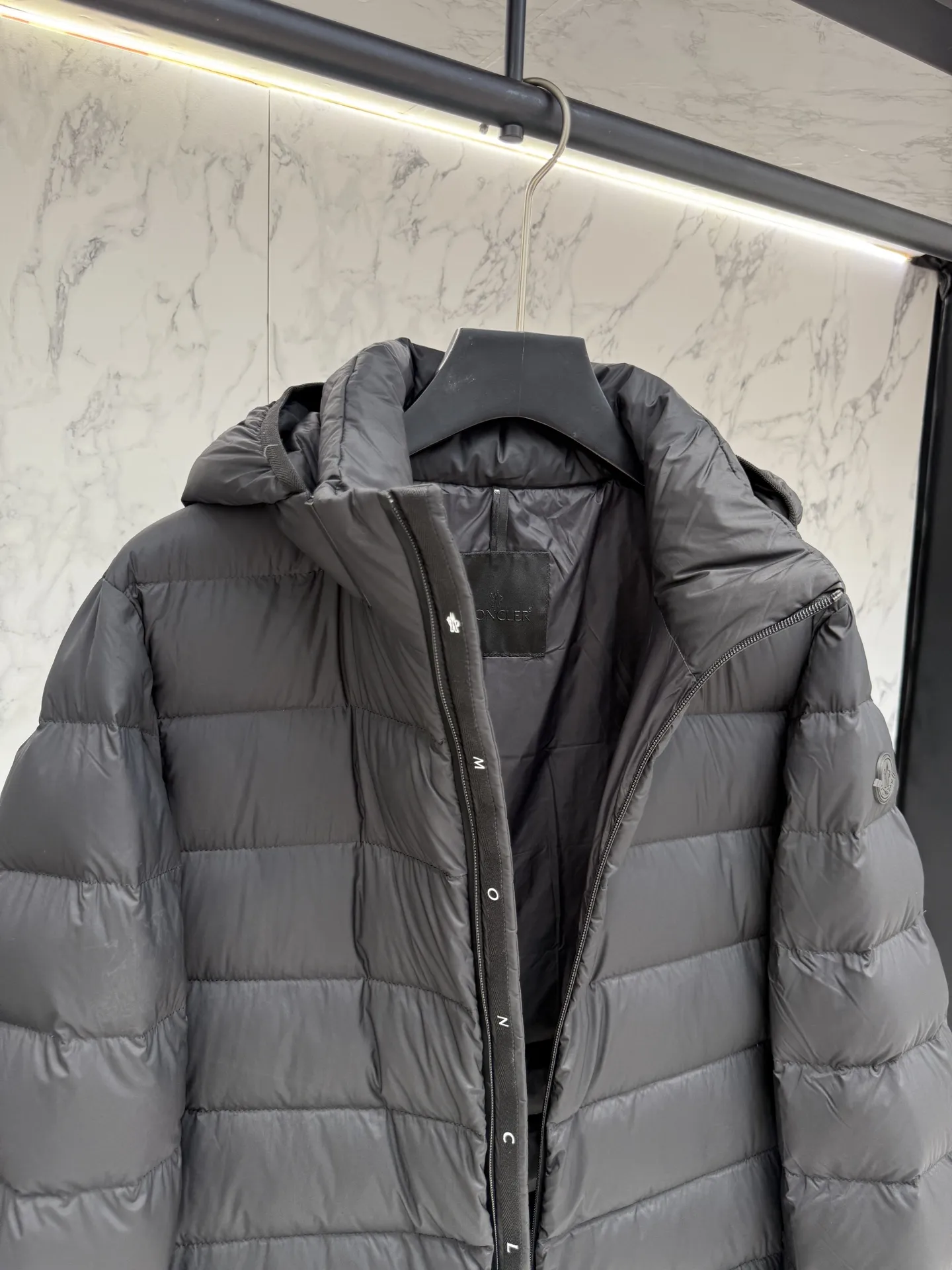 モンクレール ダウンジャケット ブラック フード付きスタイル - 画像 (8)