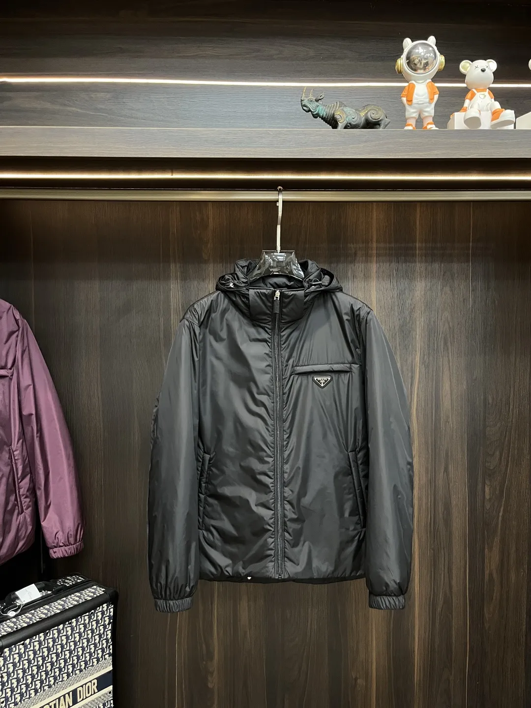 プラダ ダウンジャケット フード付き ブラック ロゴ