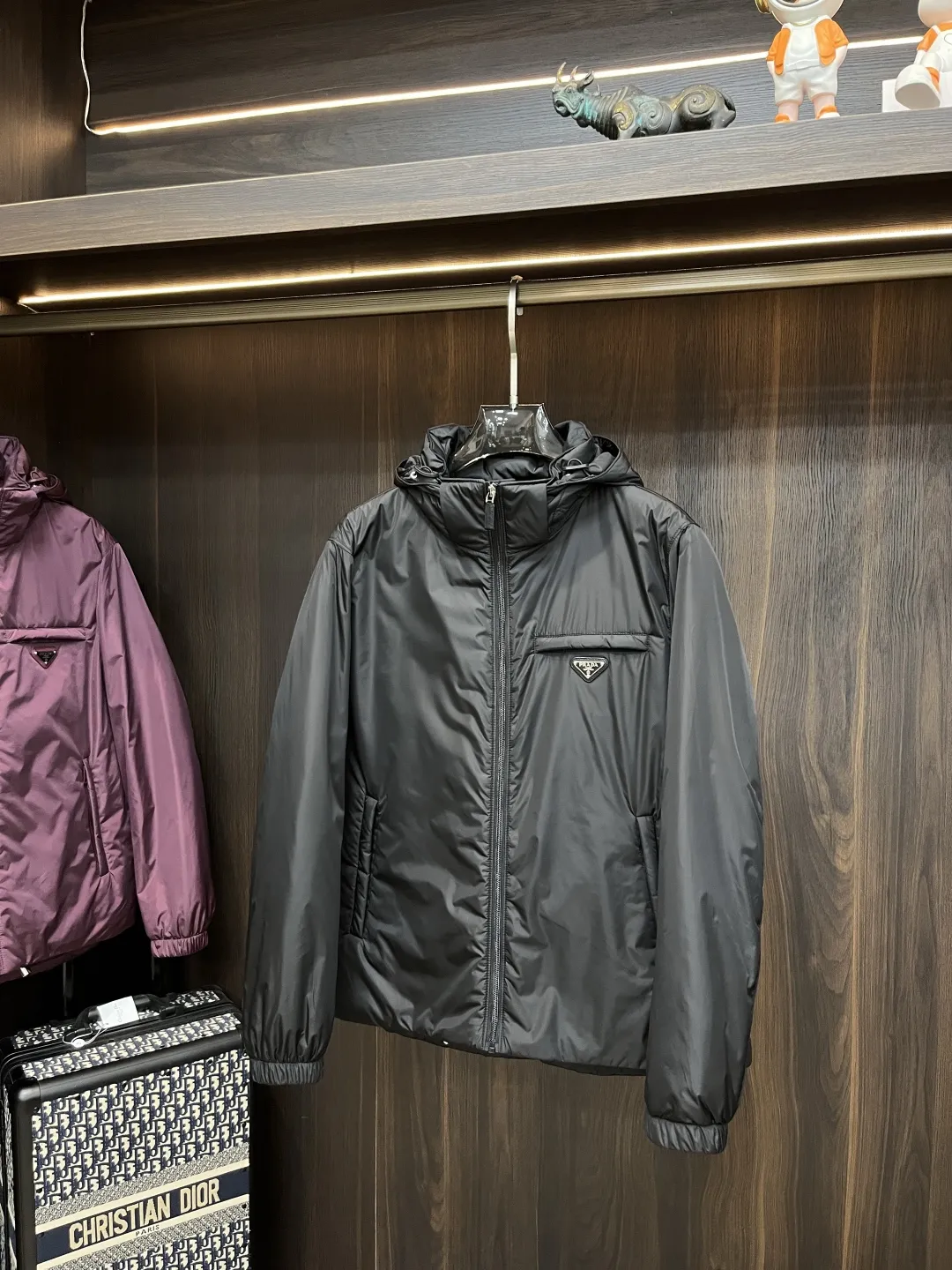 プラダ ダウンジャケット フード付き ブラック ロゴ - 画像 (3)