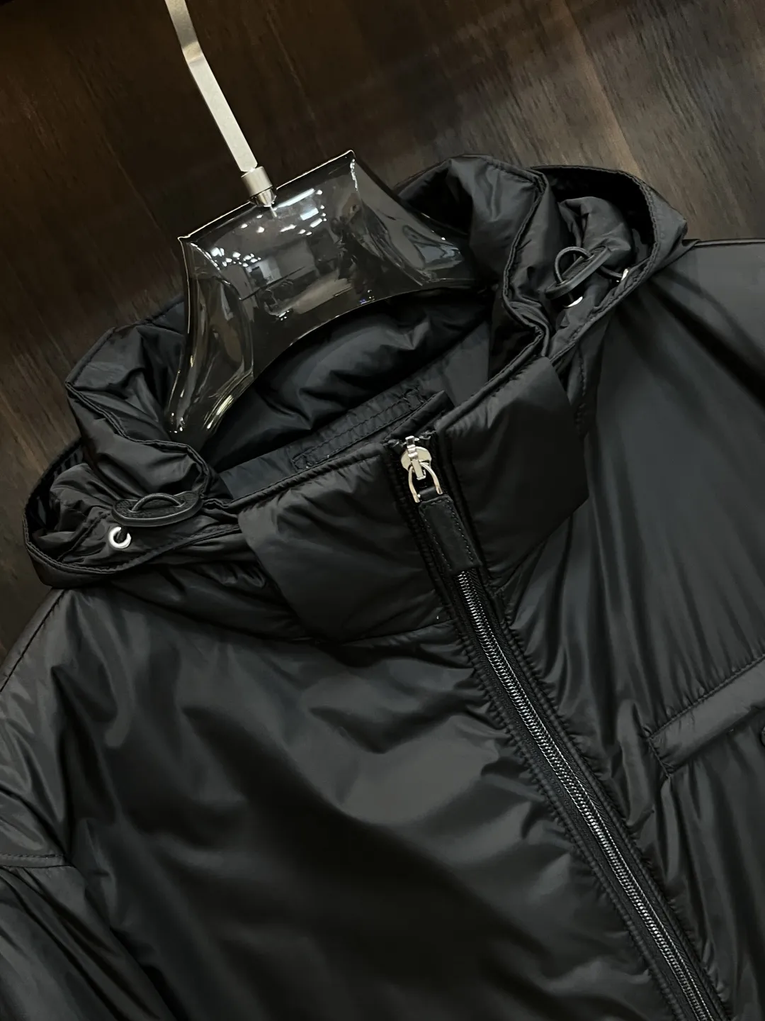 プラダ ダウンジャケット フード付き ブラック ロゴ - 画像 (7)