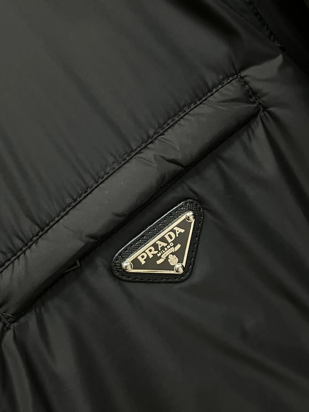 プラダ ダウンジャケット フード付き ブラック ロゴ - 画像 (8)