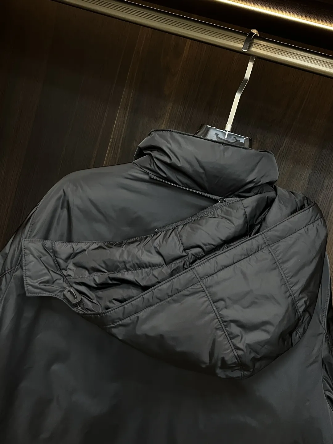 プラダ ダウンジャケット フード付き ブラック ロゴ - 画像 (10)