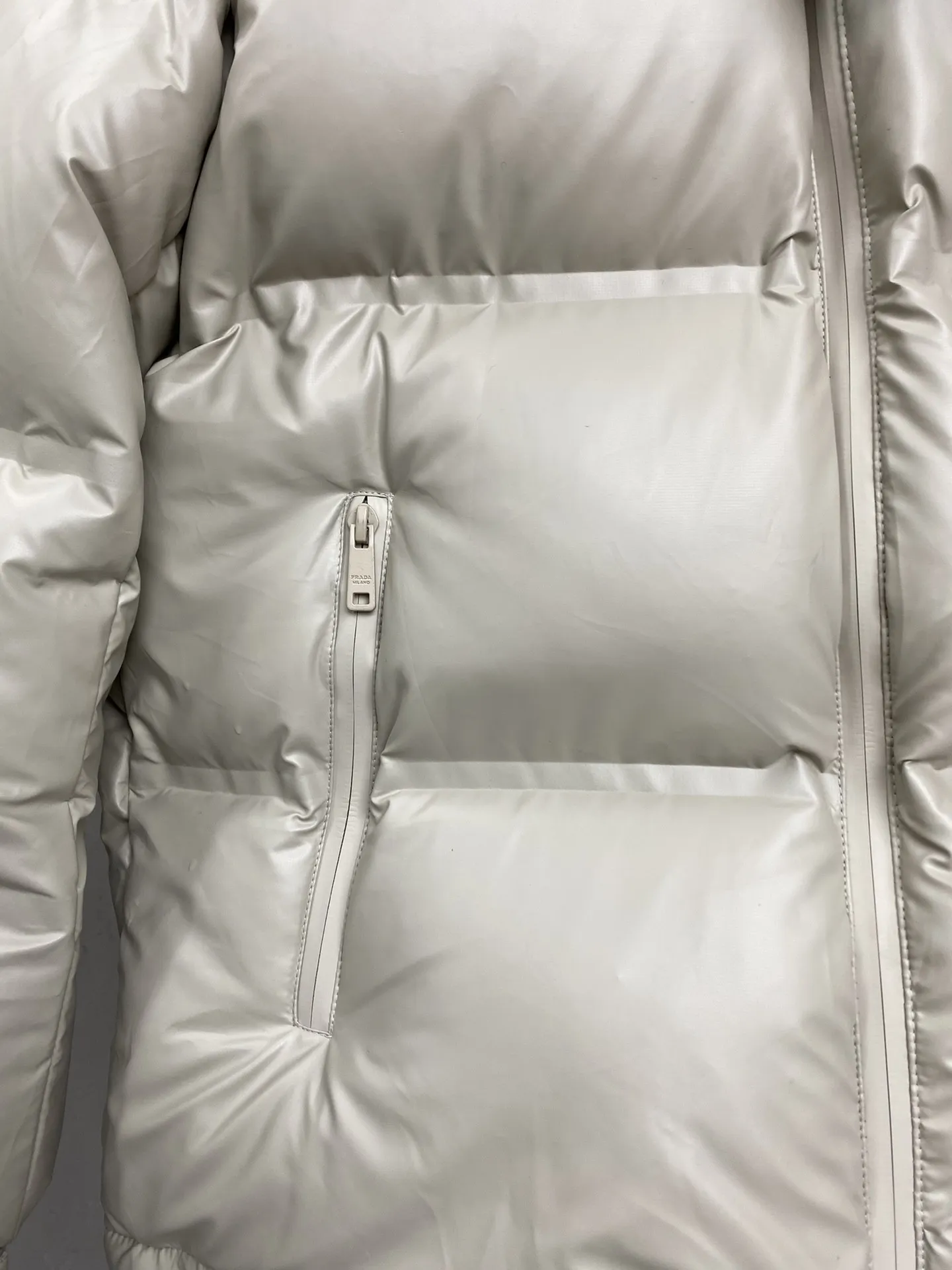 プラダ ダウンジャケット ベージュ ミニマリストスタイル - 画像 (7)