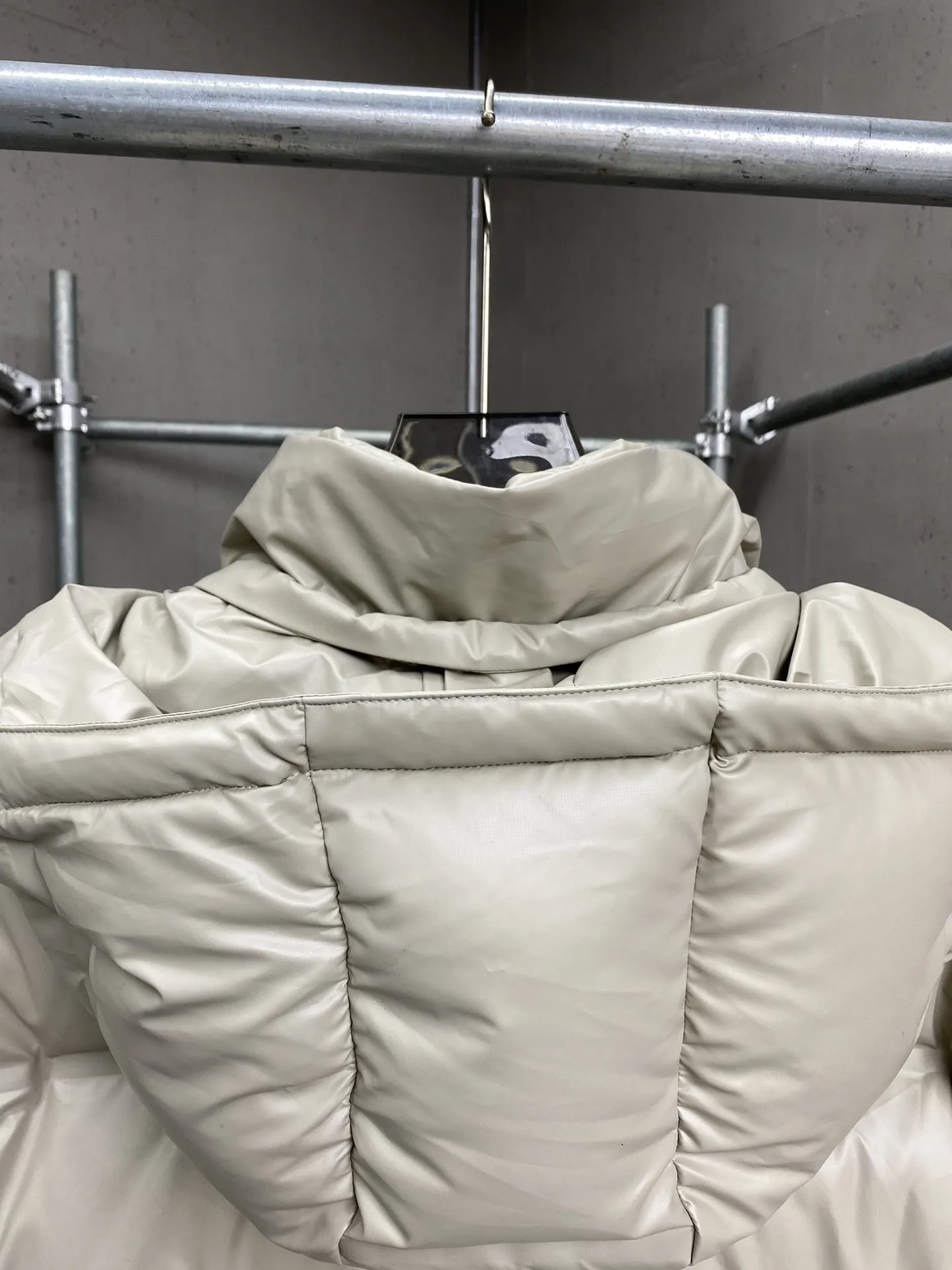 プラダ ダウンジャケット ベージュ ミニマリストスタイル - 画像 (8)