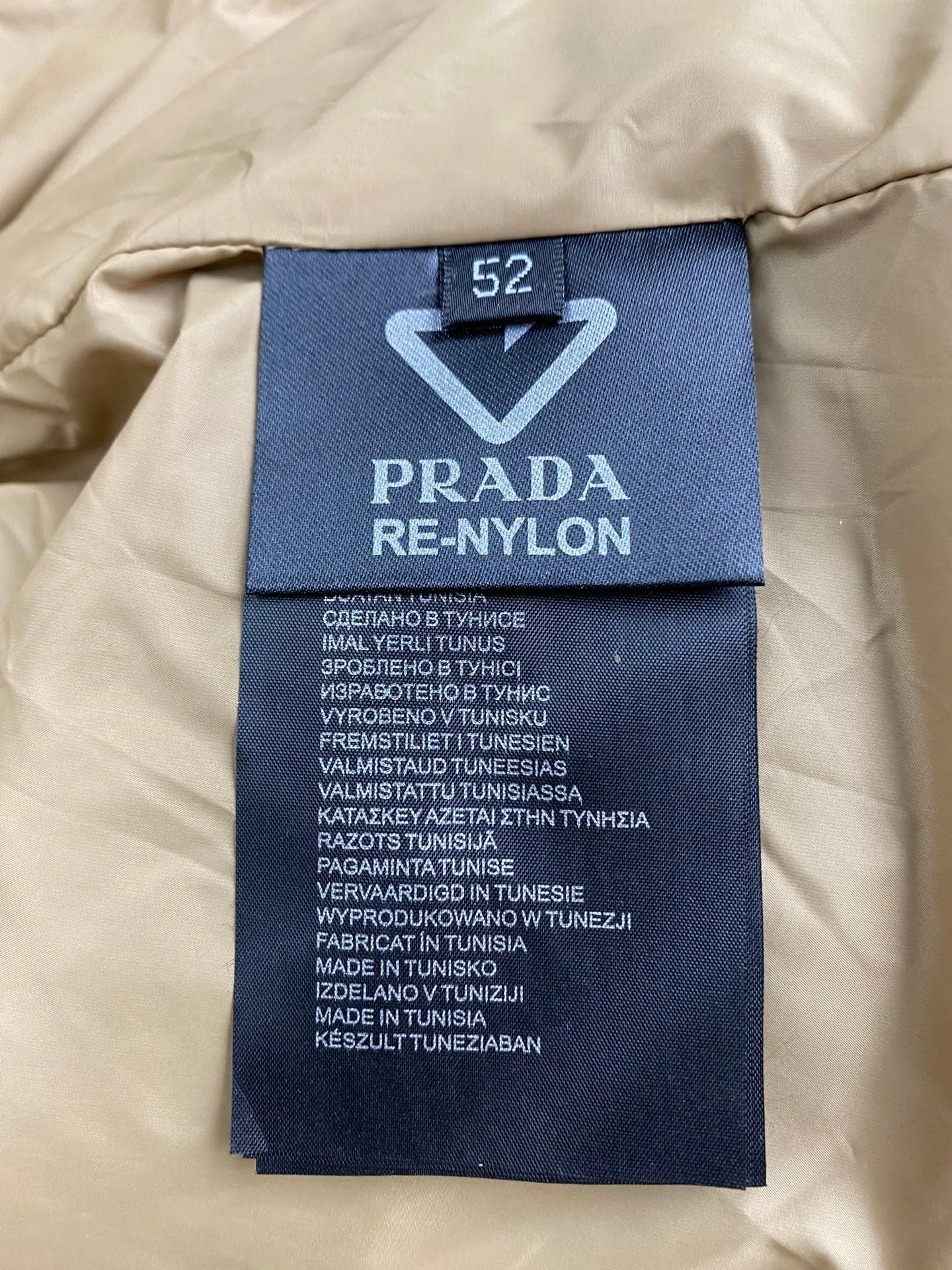 プラダ ダウンジャケット ベージュ ミニマリストスタイル - 画像 (9)