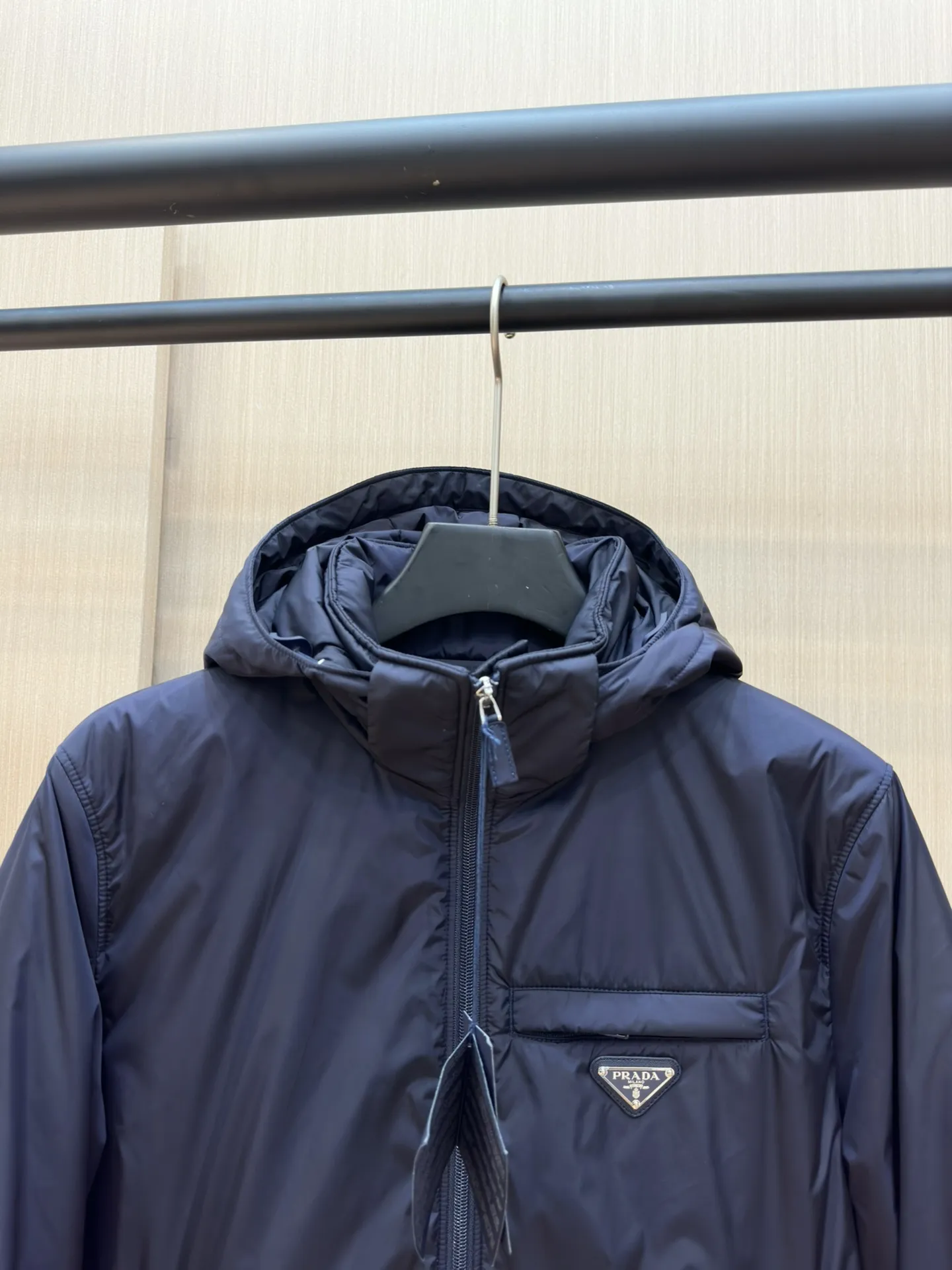 プラダ リナイロン ダウンジャケット ブルー フード付き - 画像 (4)