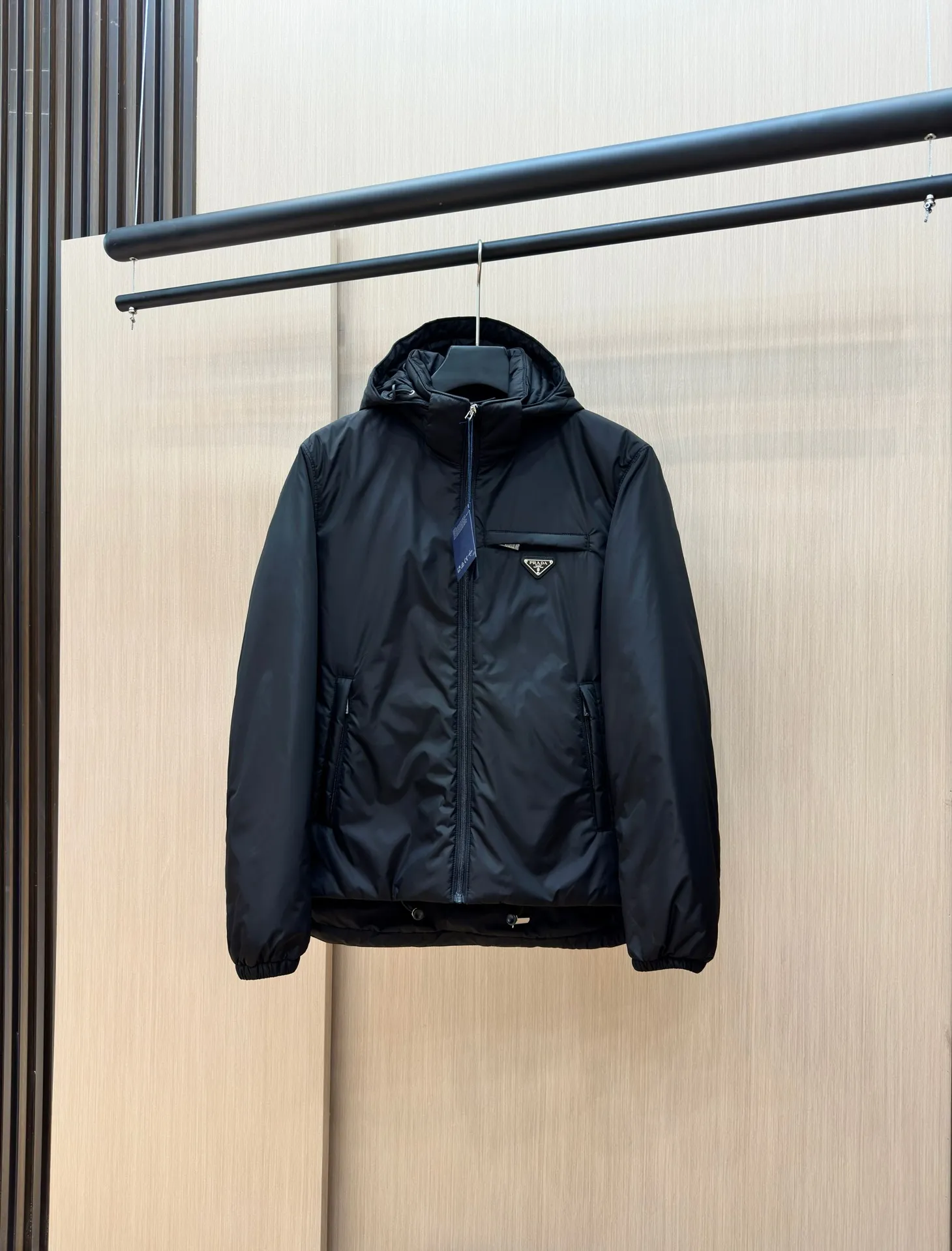 プラダ ReNylon ダウンジャケット ブラック フード付き