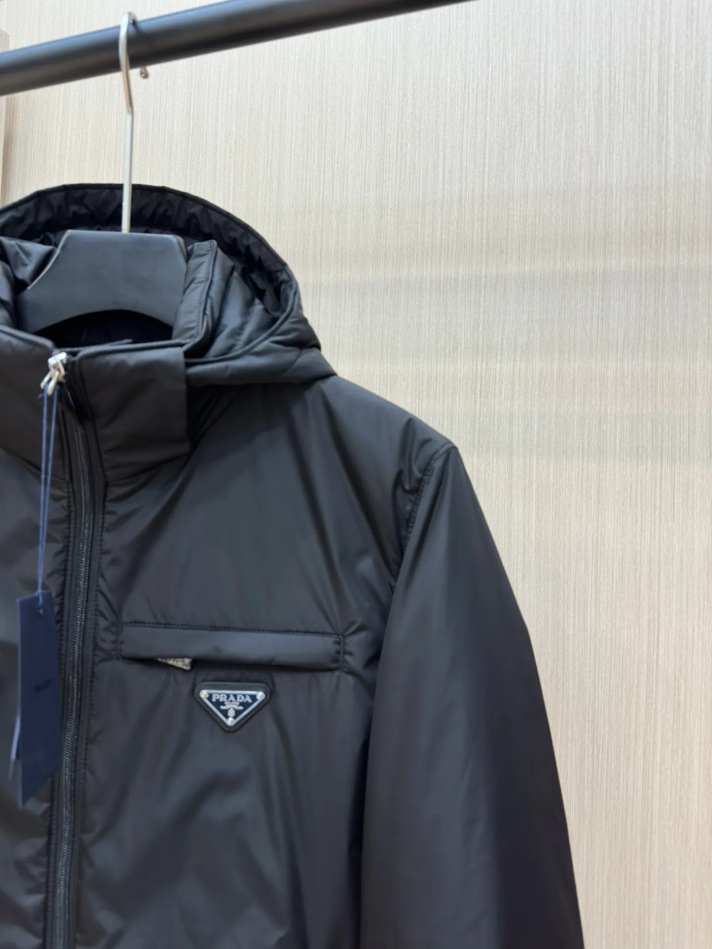 プラダ ReNylon ダウンジャケット ブラック フード付き - 画像 (3)