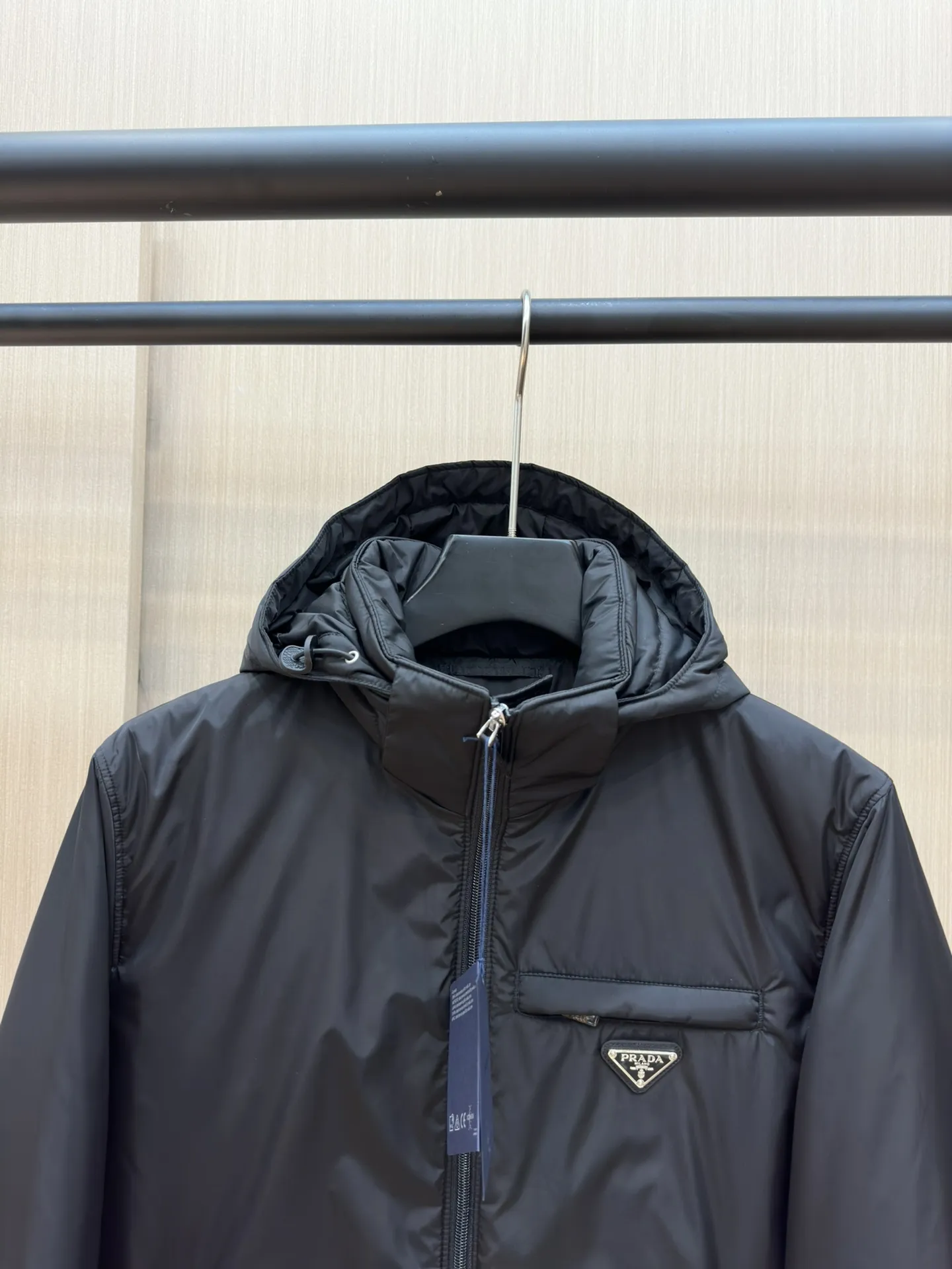 プラダ ReNylon ダウンジャケット ブラック フード付き - 画像 (4)