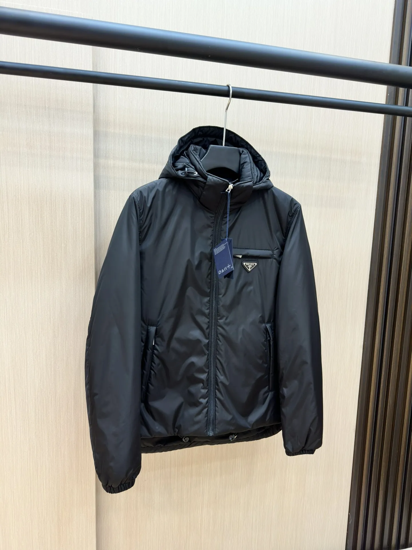 プラダ ReNylon ダウンジャケット ブラック フード付き - 画像 (6)