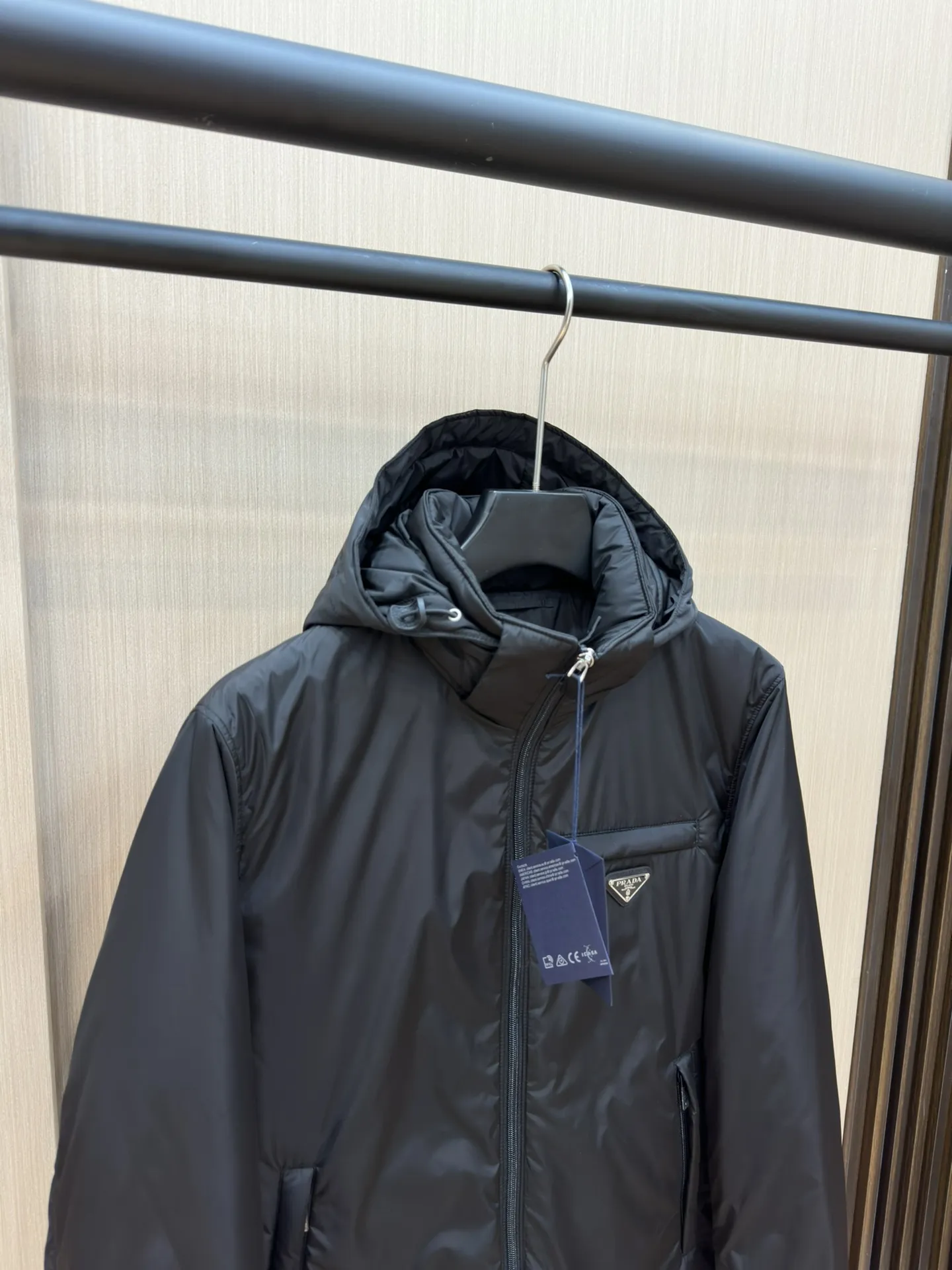 プラダ ReNylon ダウンジャケット ブラック フード付き - 画像 (7)