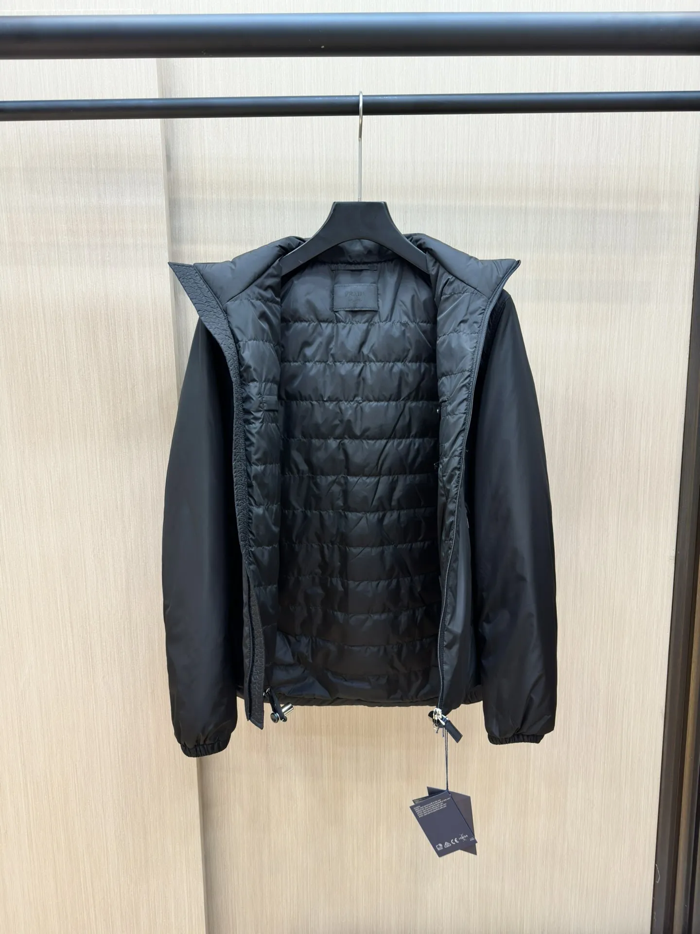 プラダ ReNylon ダウンジャケット ブラック フード付き - 画像 (8)