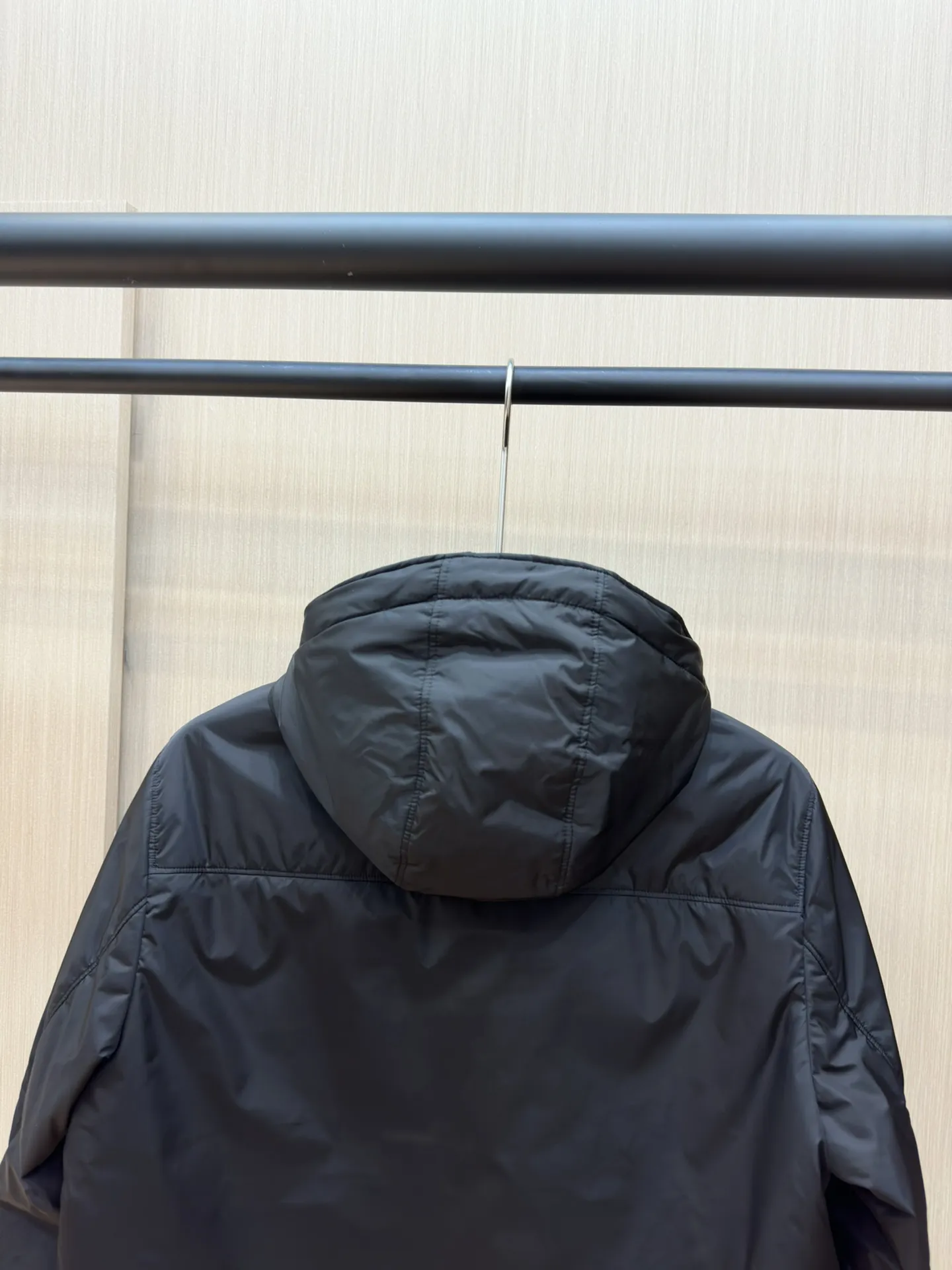 プラダ ReNylon ダウンジャケット ブラック フード付き - 画像 (9)