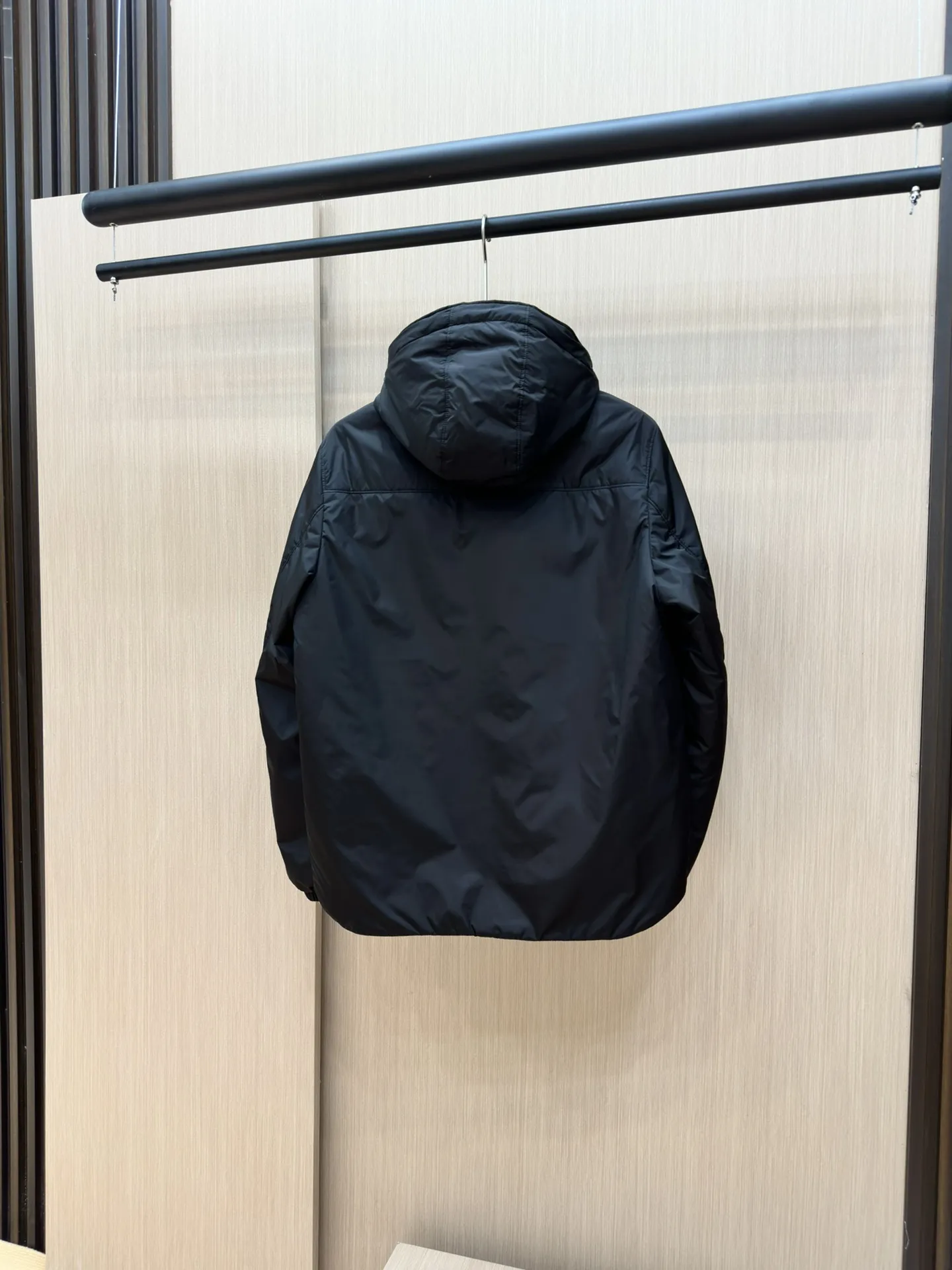 プラダ ReNylon ダウンジャケット ブラック フード付き - 画像 (10)