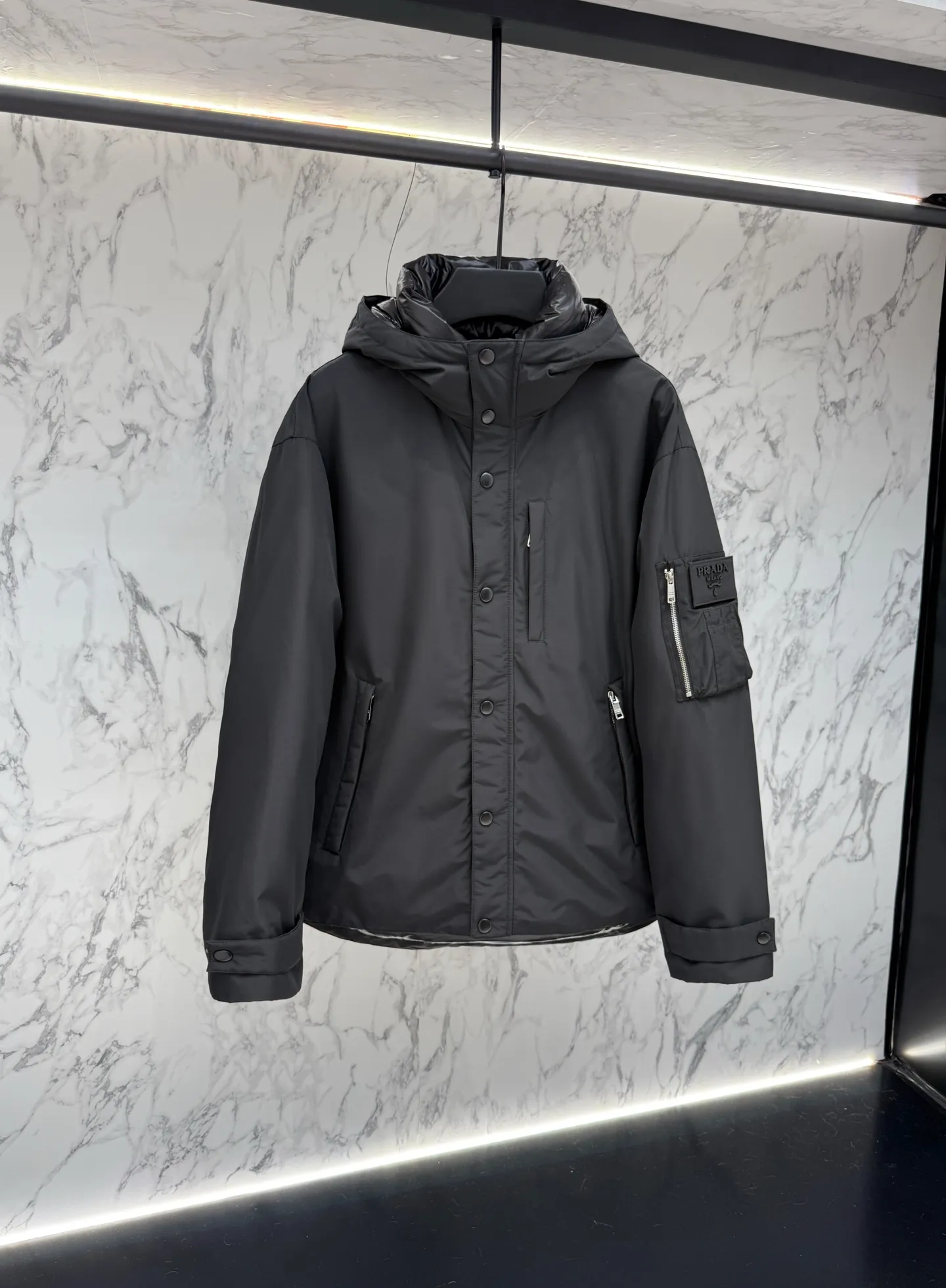プラダ ReNylon ダウンジャケット ブラック フード付き