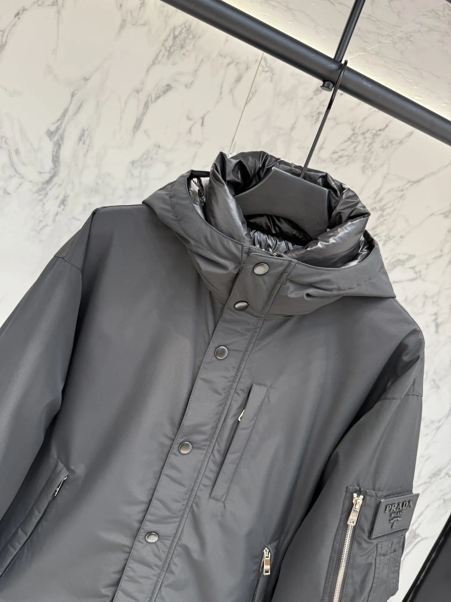 プラダ ReNylon ダウンジャケット ブラック フード付き - 画像 (3)
