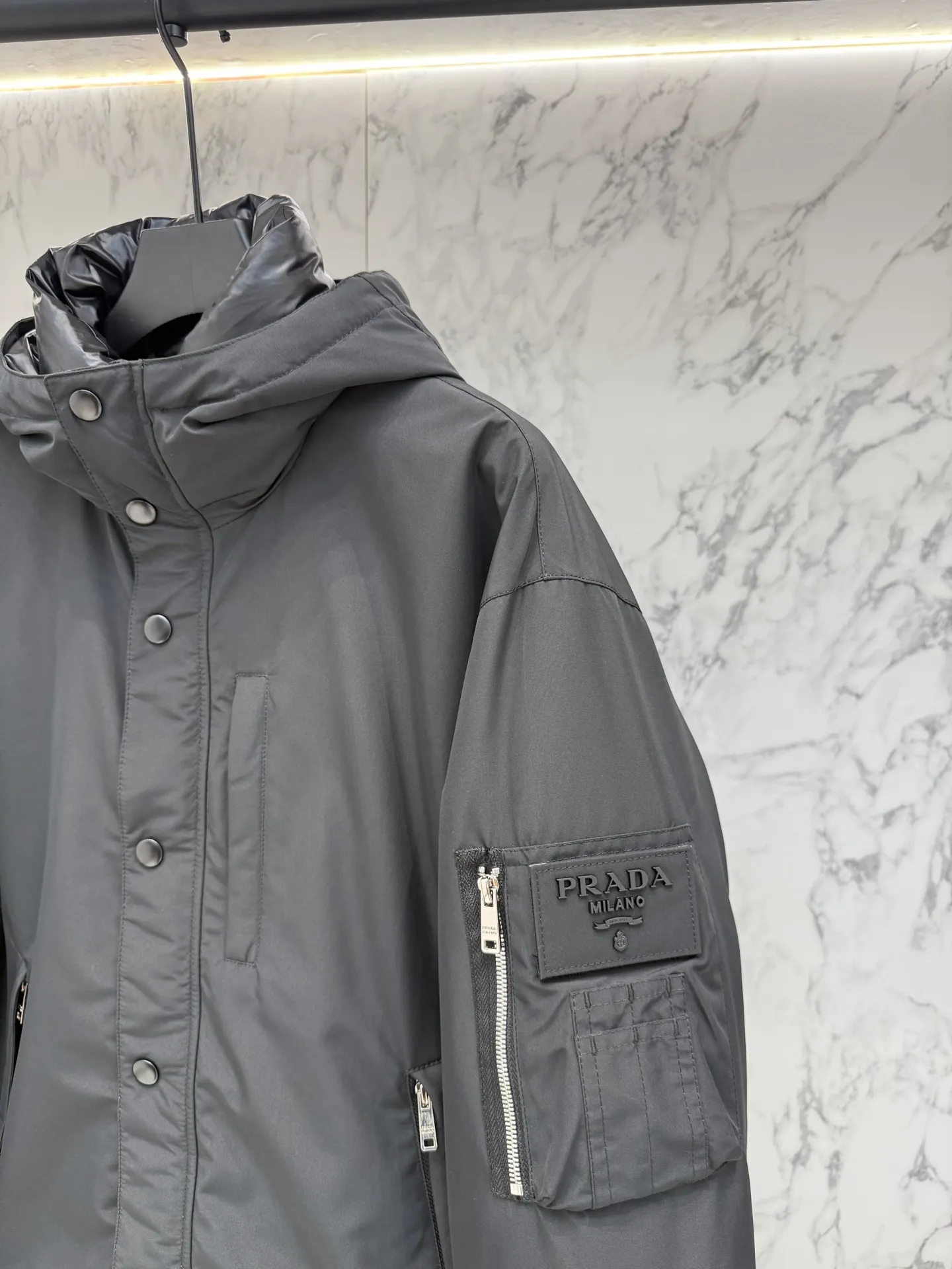 プラダ ReNylon ダウンジャケット ブラック フード付き - 画像 (4)