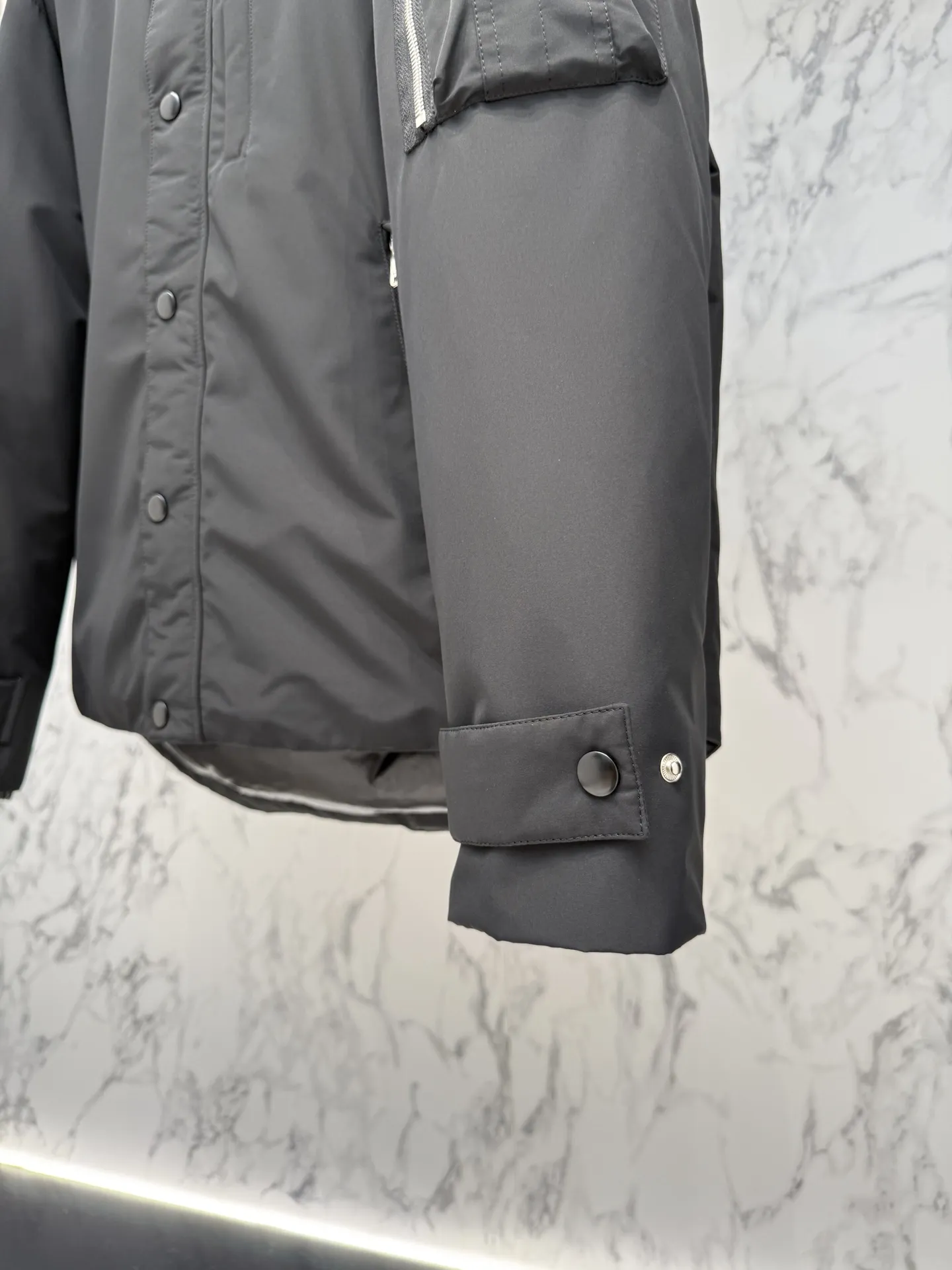 プラダ ReNylon ダウンジャケット ブラック フード付き - 画像 (5)