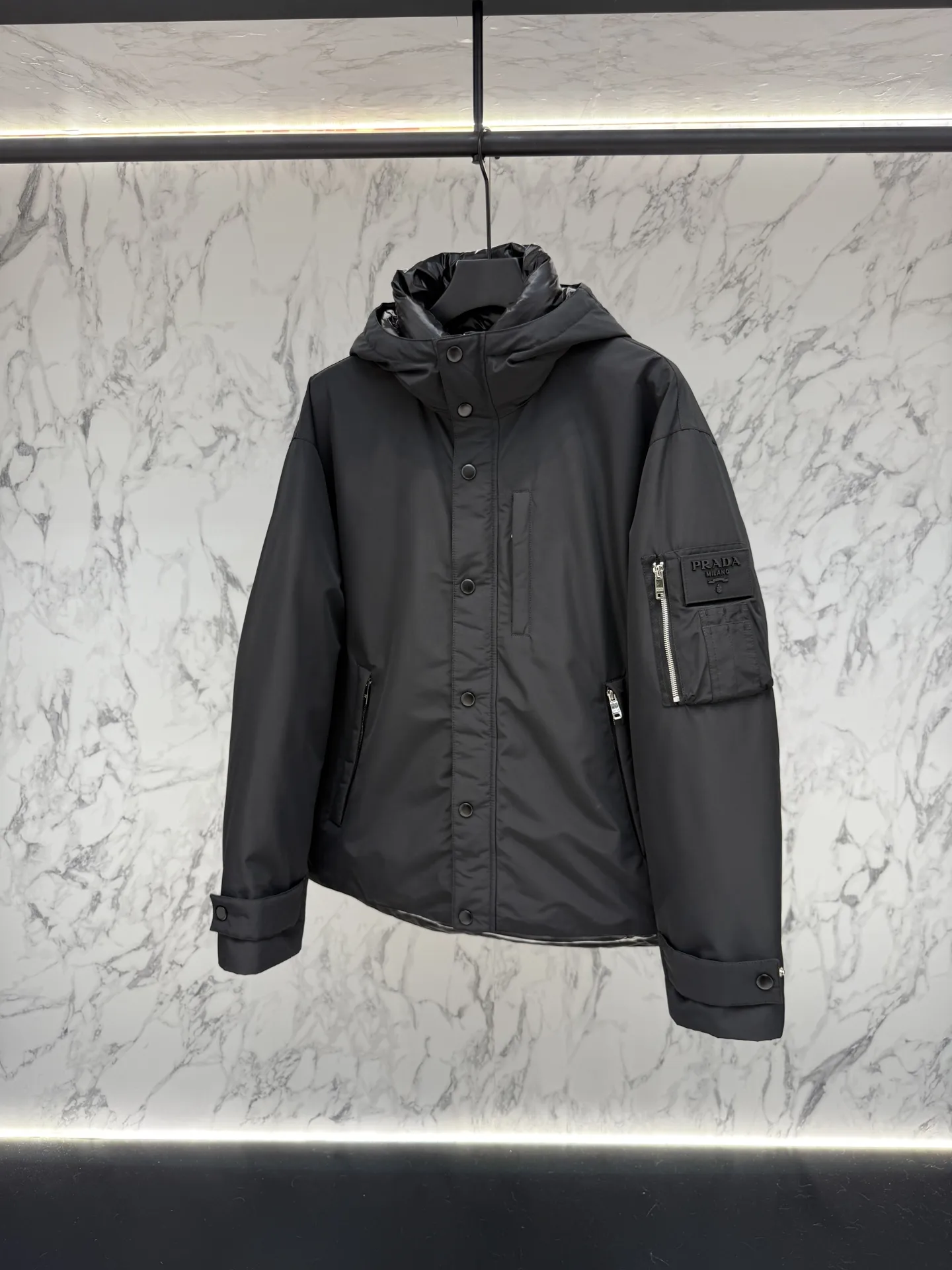 プラダ ReNylon ダウンジャケット ブラック フード付き - 画像 (6)