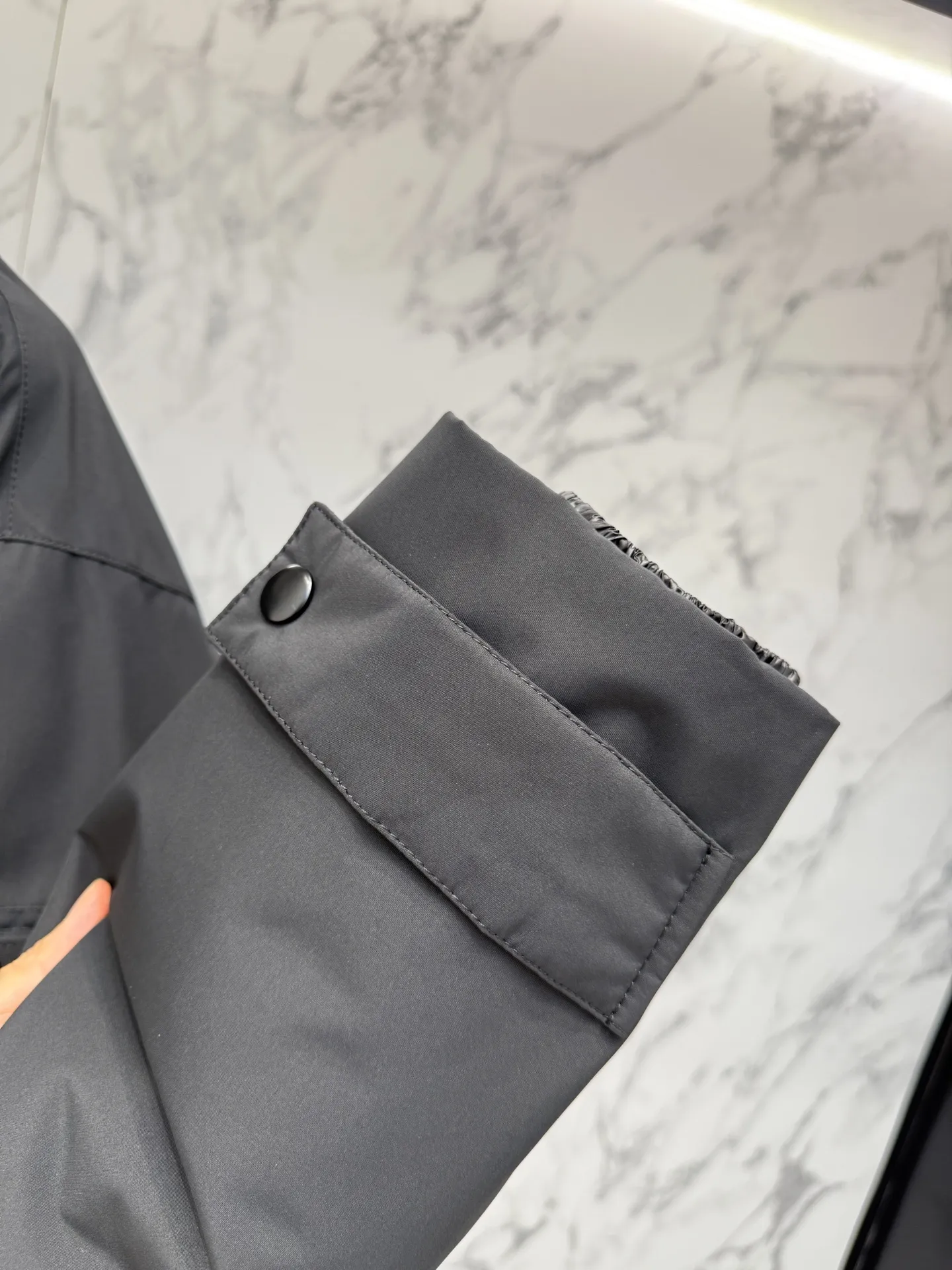 プラダ ReNylon ダウンジャケット ブラック フード付き - 画像 (7)