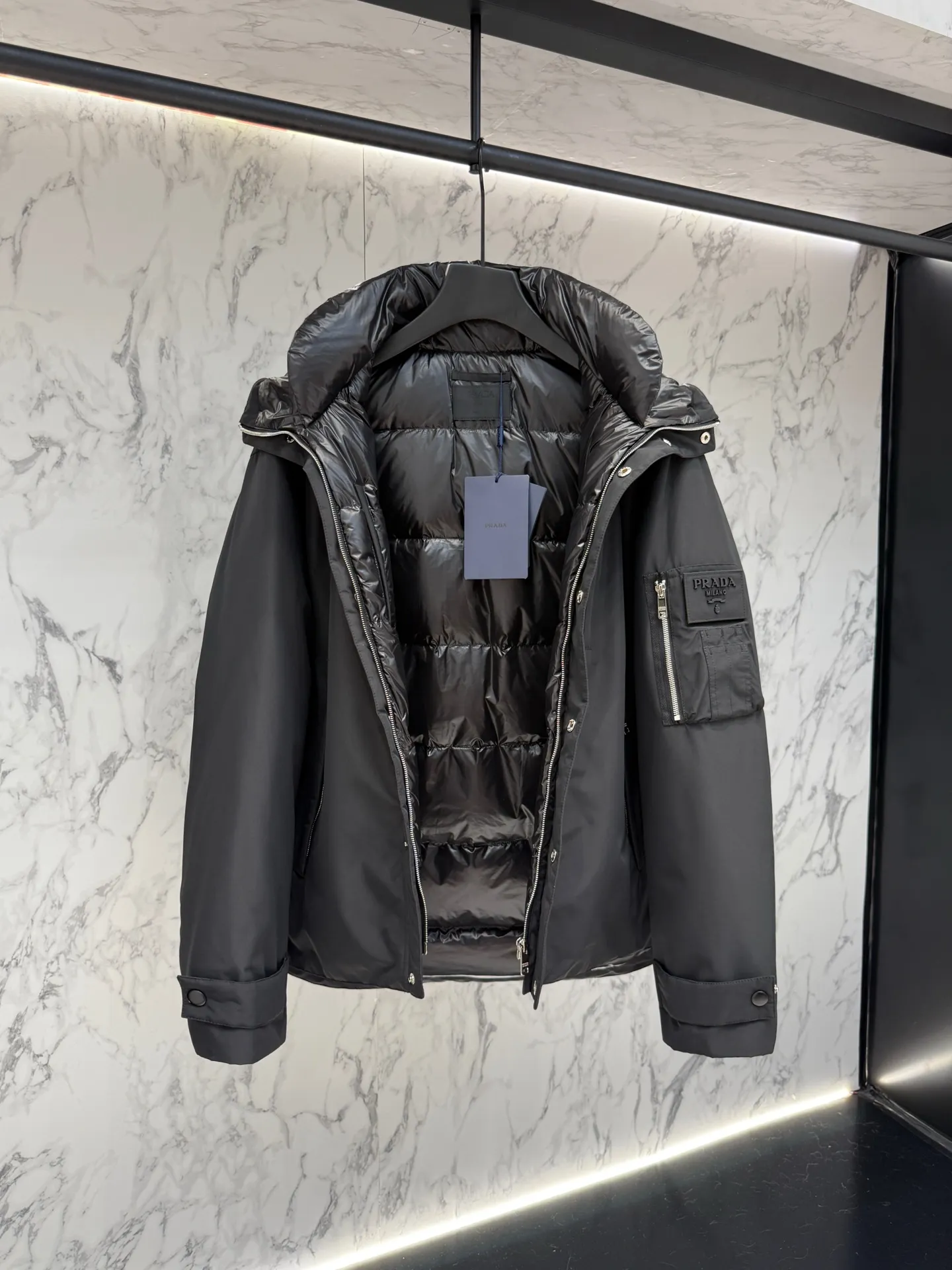 プラダ ReNylon ダウンジャケット ブラック フード付き - 画像 (8)
