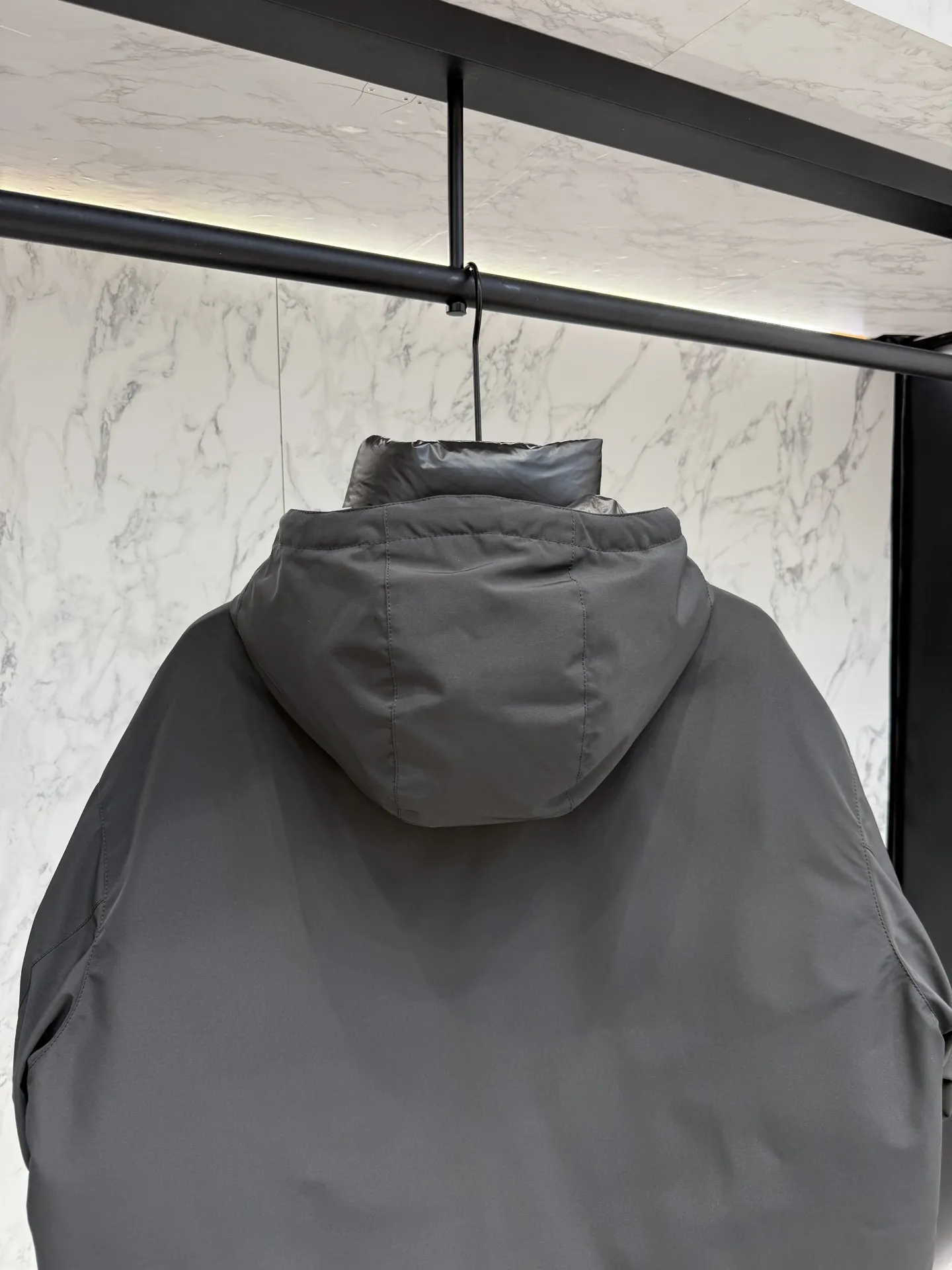 プラダ ReNylon ダウンジャケット ブラック フード付き - 画像 (9)