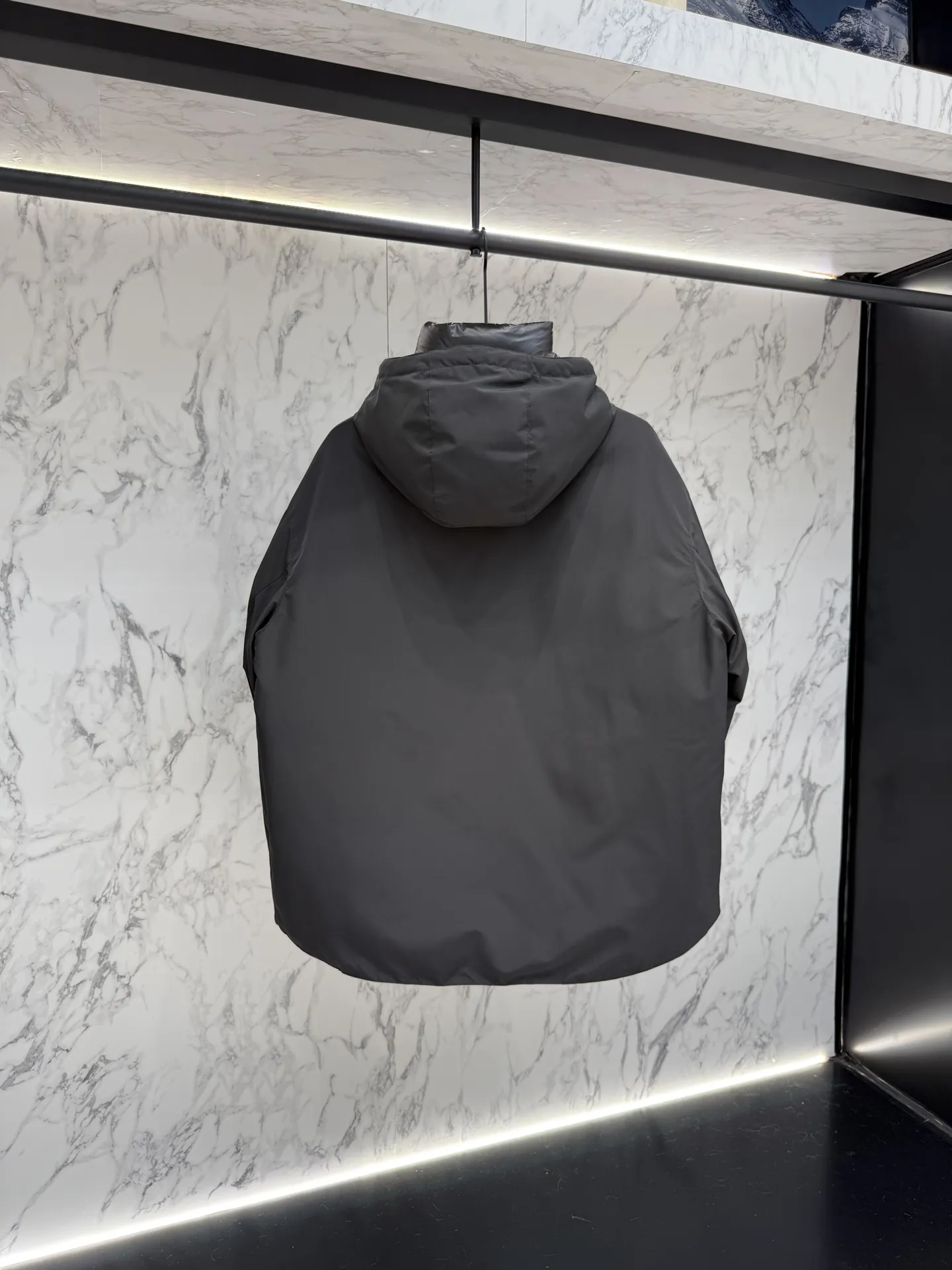 プラダ ReNylon ダウンジャケット ブラック フード付き - 画像 (10)