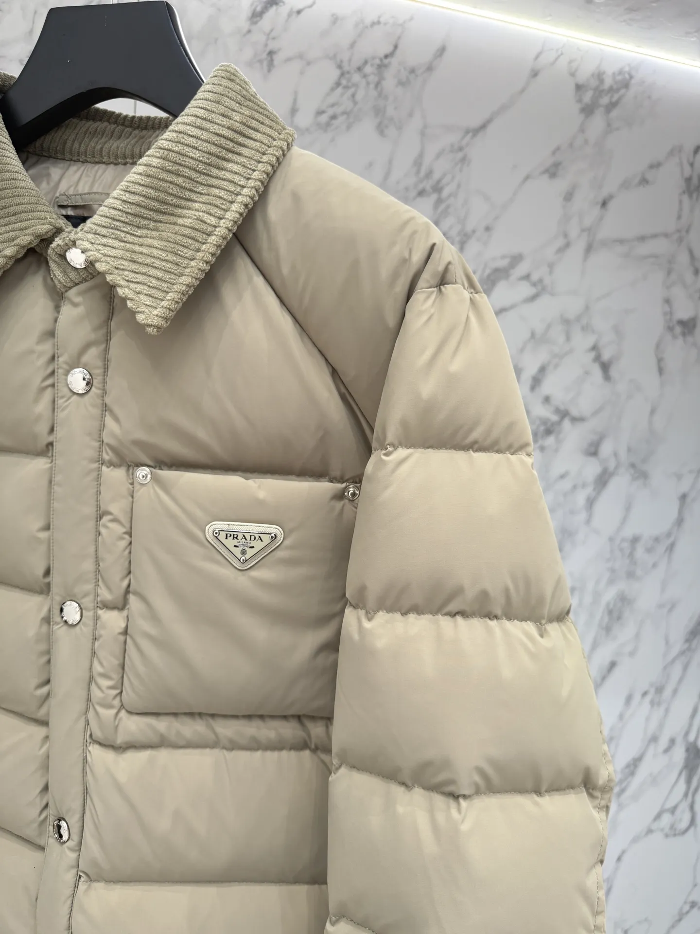 プラダ ReNylon ダウンジャケット ベージュ ユニセックス - 画像 (4)