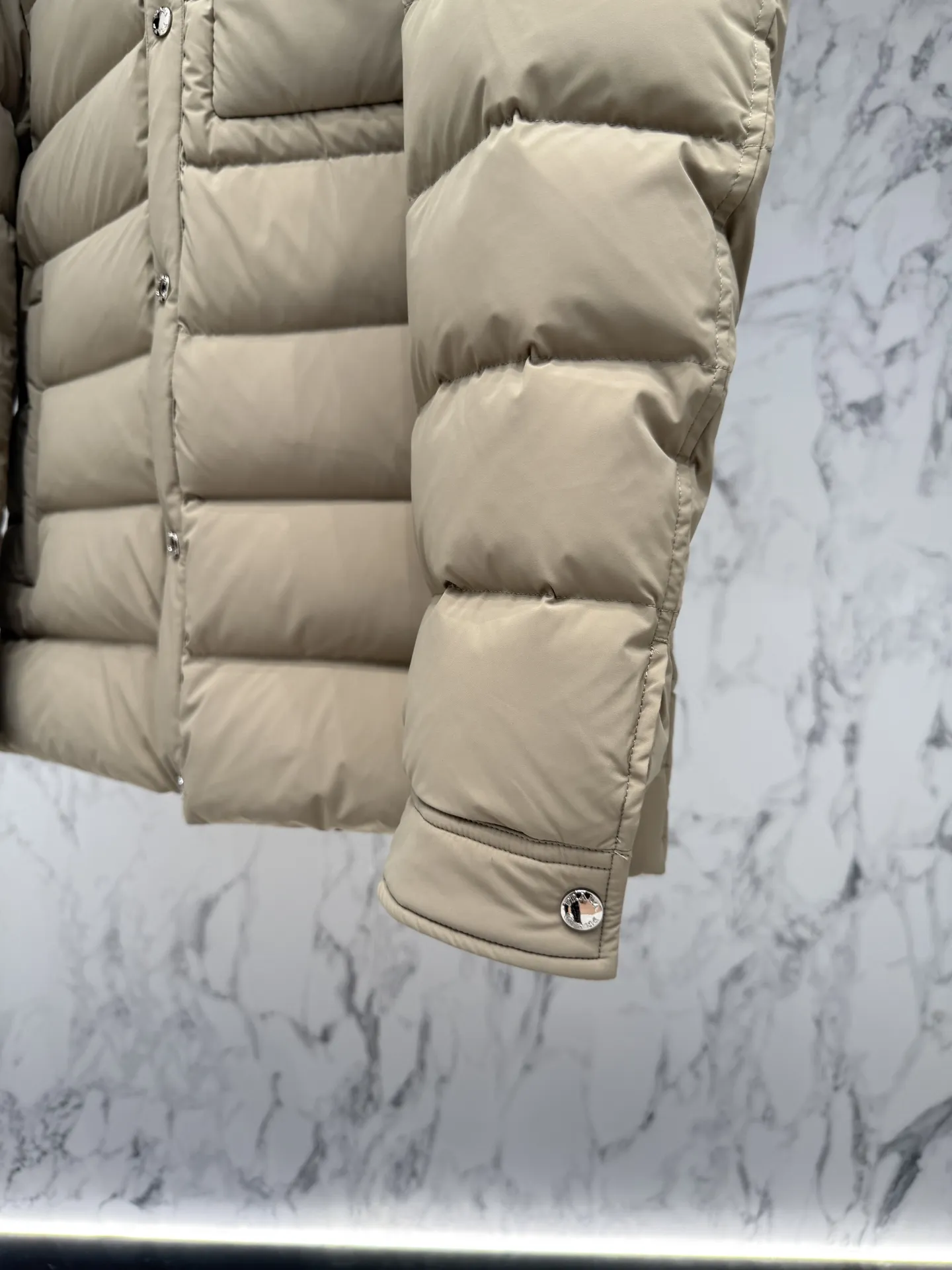 プラダ ReNylon ダウンジャケット ベージュ ユニセックス - 画像 (5)