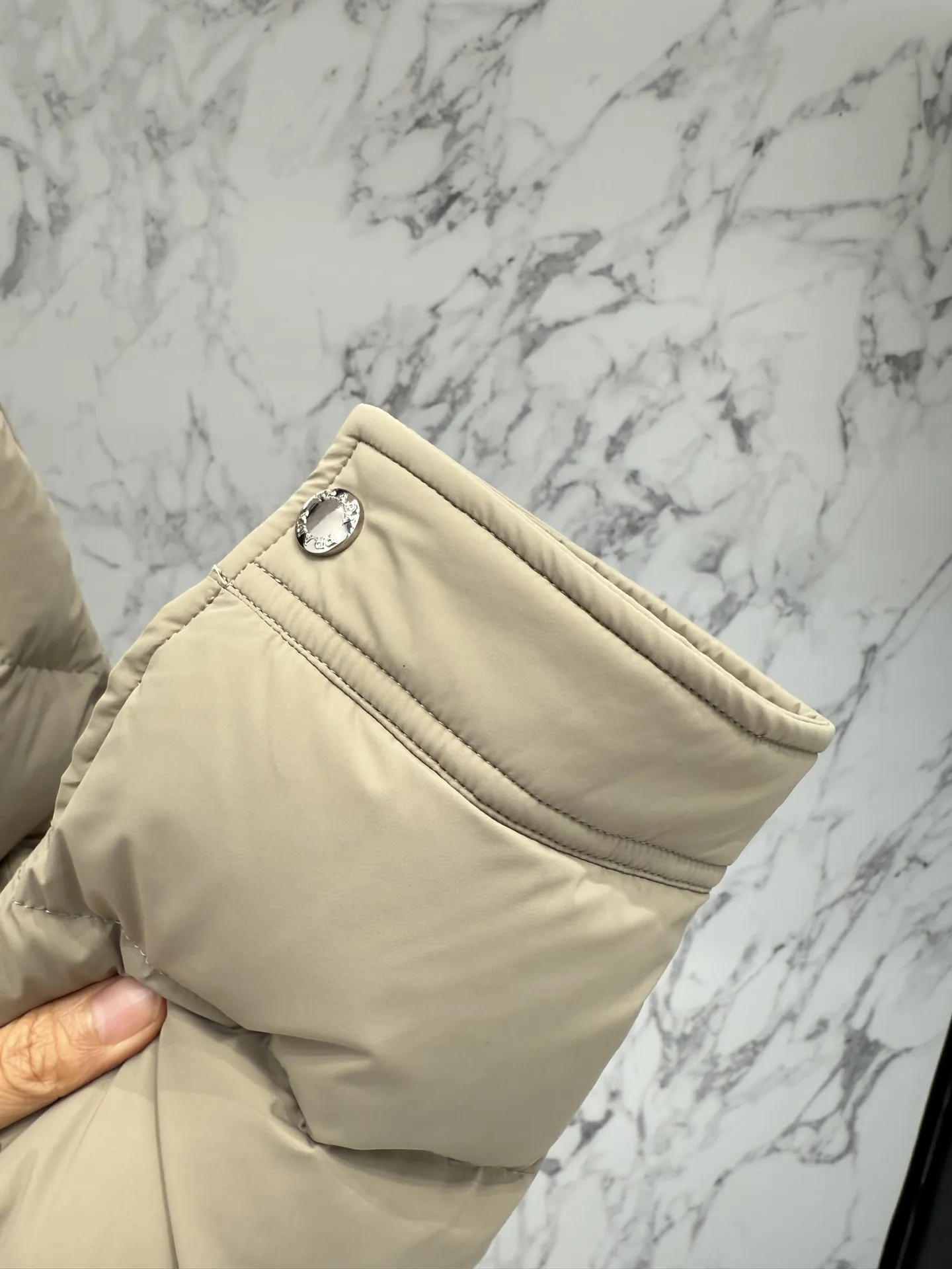 プラダ ReNylon ダウンジャケット ベージュ ユニセックス - 画像 (7)