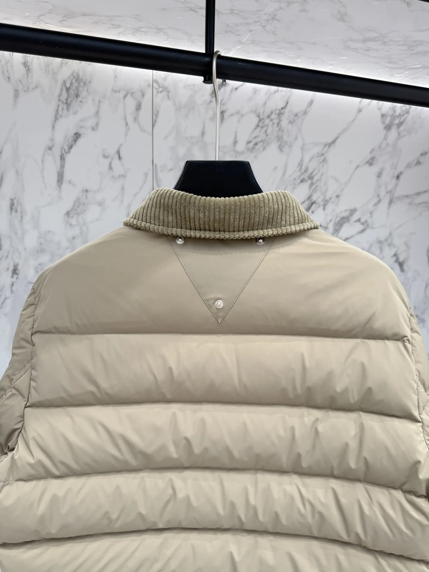 プラダ ReNylon ダウンジャケット ベージュ ユニセックス - 画像 (9)